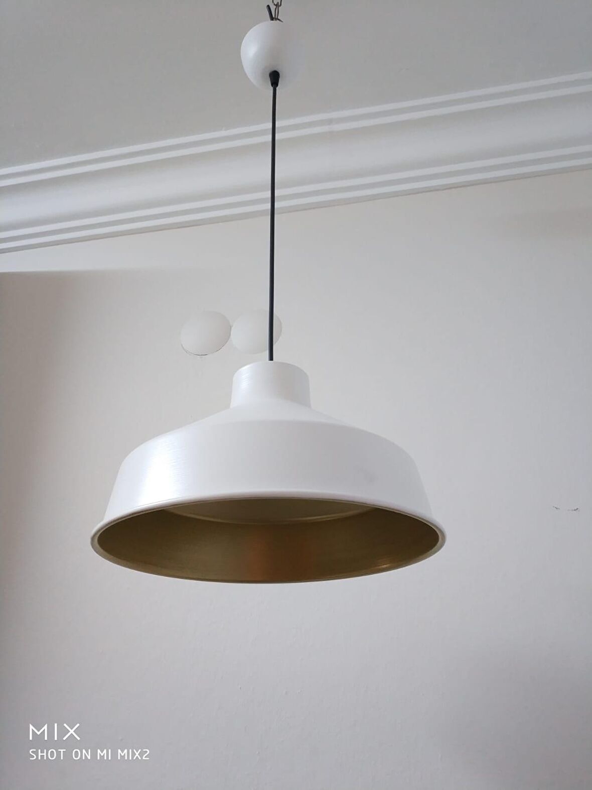 Retro Metal Beyaz İçi Gold Dekoratif Tekli Sarkıt Avize Çap: 30 cm