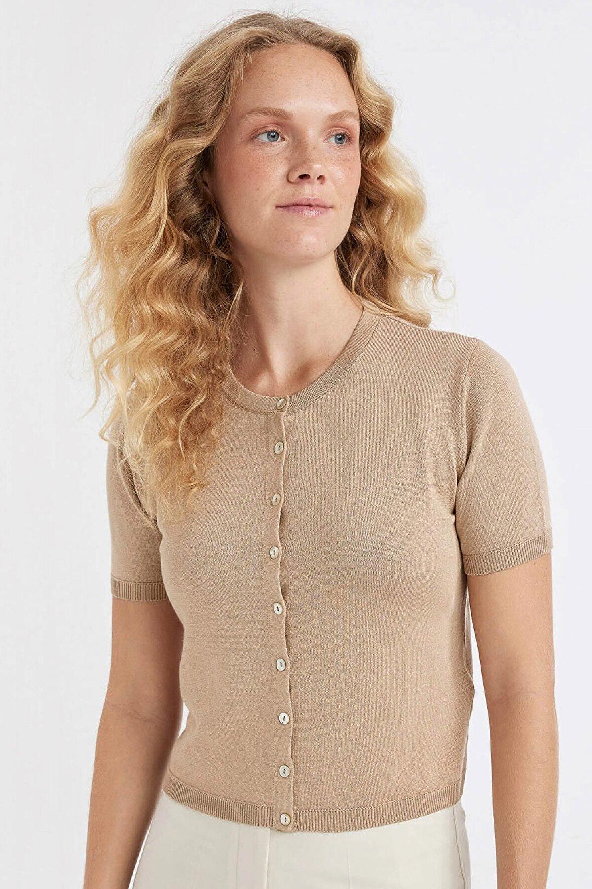 DeFacto Regular Fit Bisiklet Yaka Basic Düz Düğmeli Kısa Kollu Triko Hırka D4643AX24AUBG208