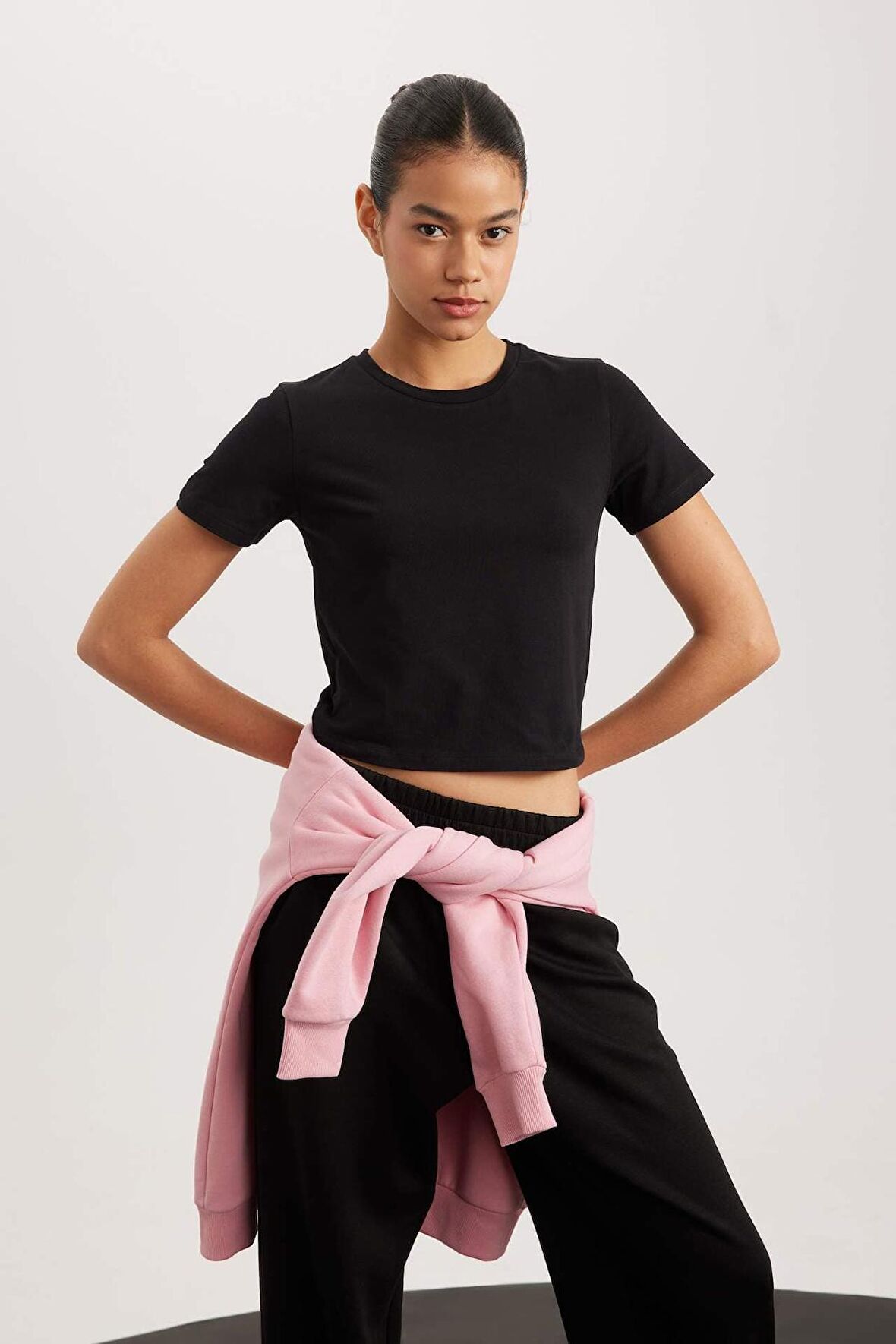DeFactoFit Crop Bisiklet Yaka Sporcu Basic Düz Kısa Kollu Tişört A2430AX24SPBK81