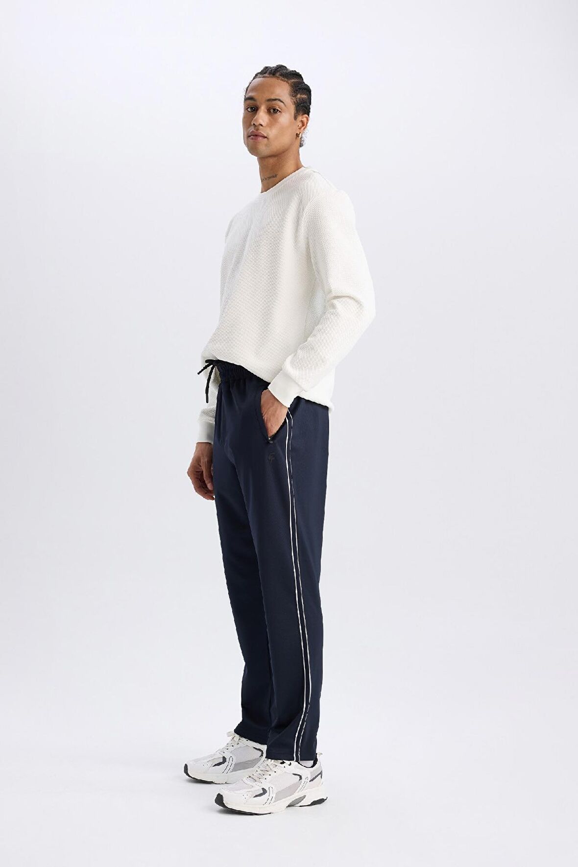 DeFactoFit Sporcu Jogger Eşofman Altı Slim Fit Dar Kesim Standart Paça Skuba Dalgıç Kumaş Beli Lastikli E3931AX24WNNV253