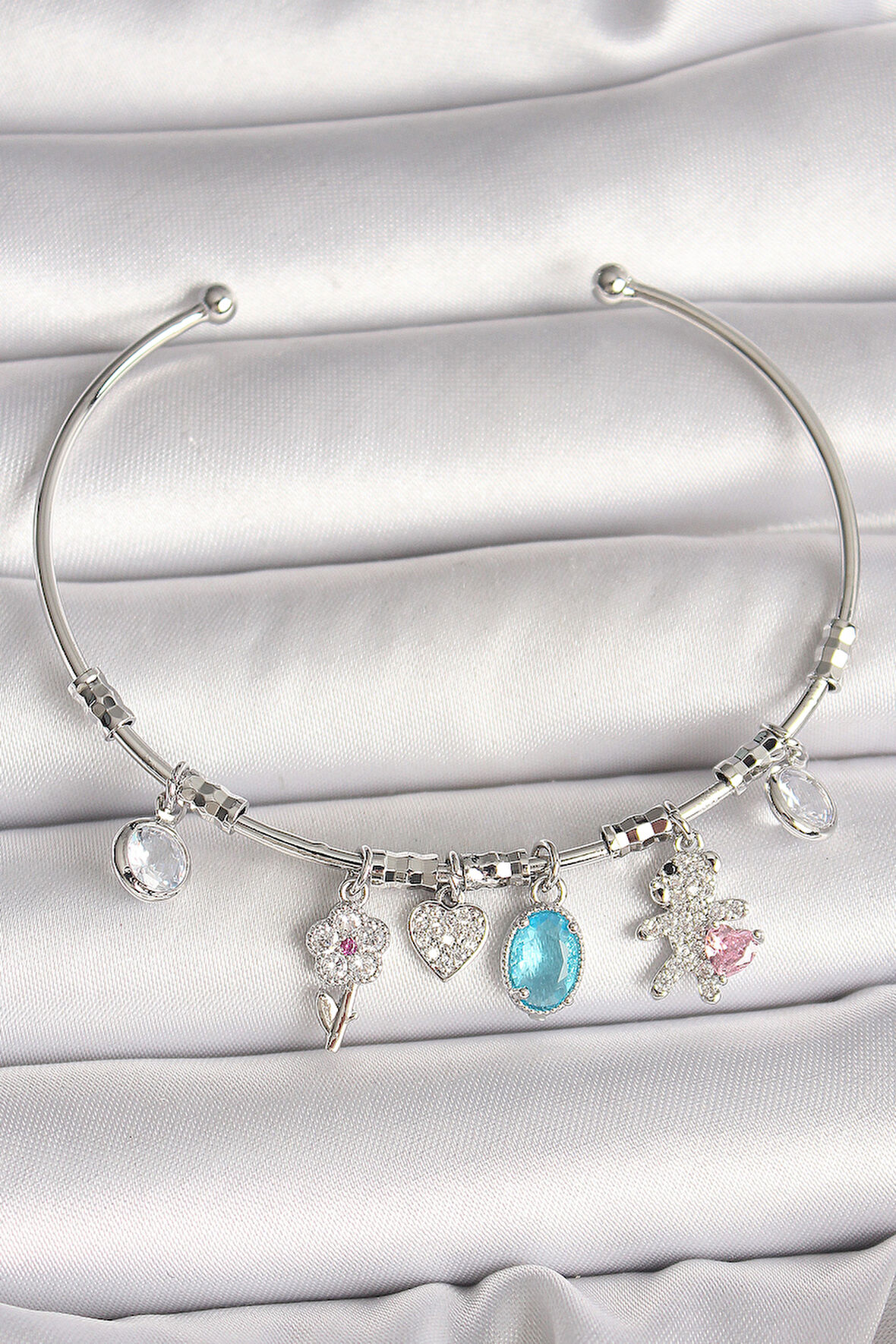 Pirinç Gümüş Renk Sallantı Zirkon Taşlı Ayıcık Figür Çiçek Detay Charm Kadın Bileklik