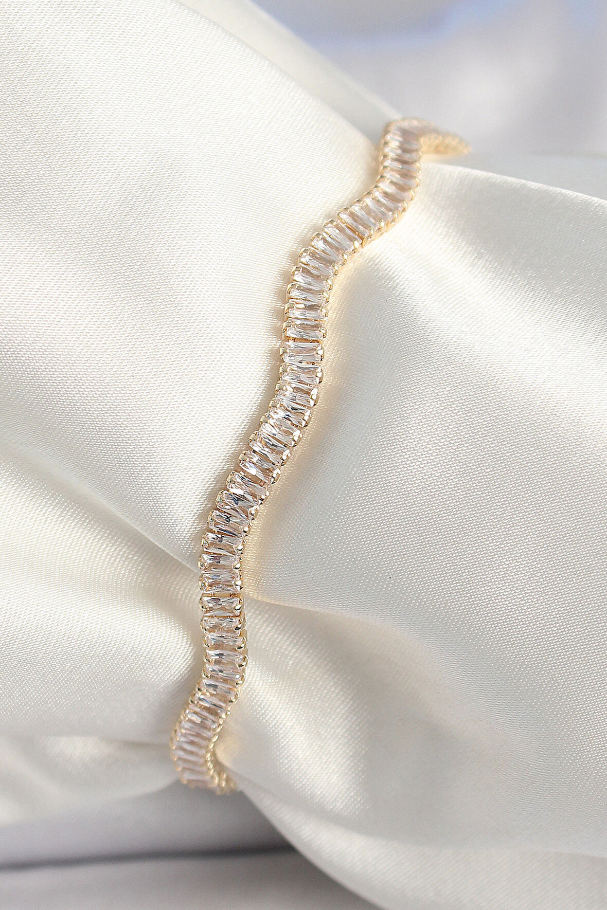 Pirinç Gold Renk Su Yolu Zirkon Taşlı Model Kadın Bileklik