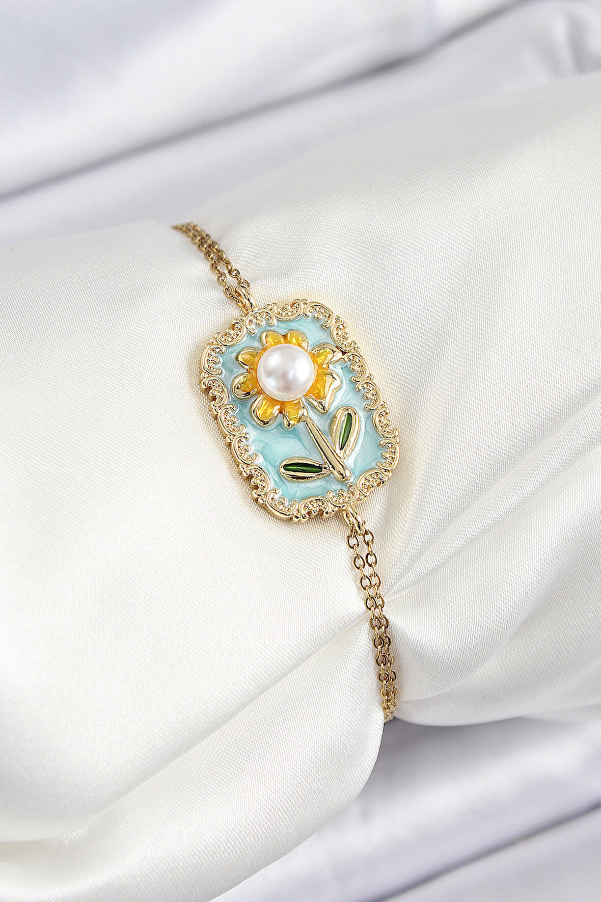 316L Çelik Zincir Turkuaz Mineli Sanatsal Portre İnci Detaylı Papatya Model Gold Renk Kadın Bileklik