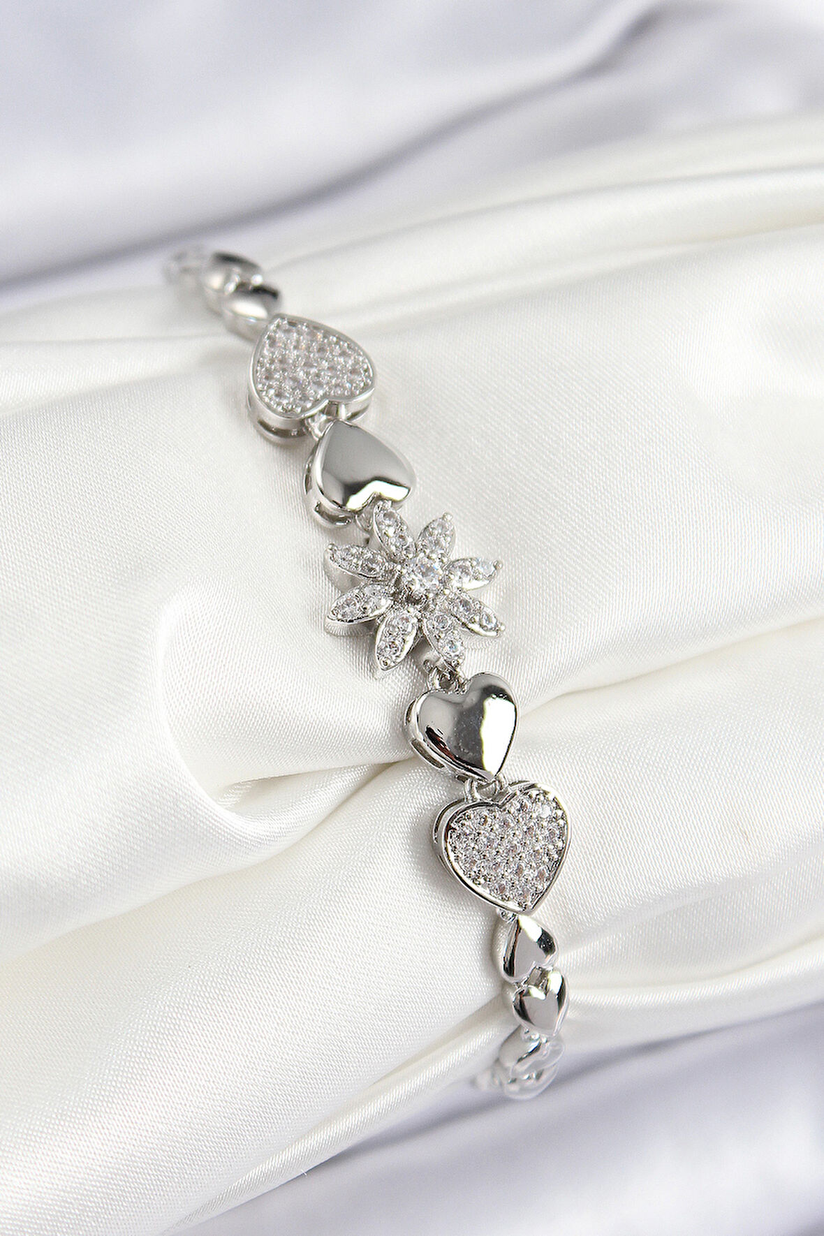 Pirinç Zirkon Taşlı Kalp Detaylı Çiçek Model Gümüş Renk Kadın Bileklik