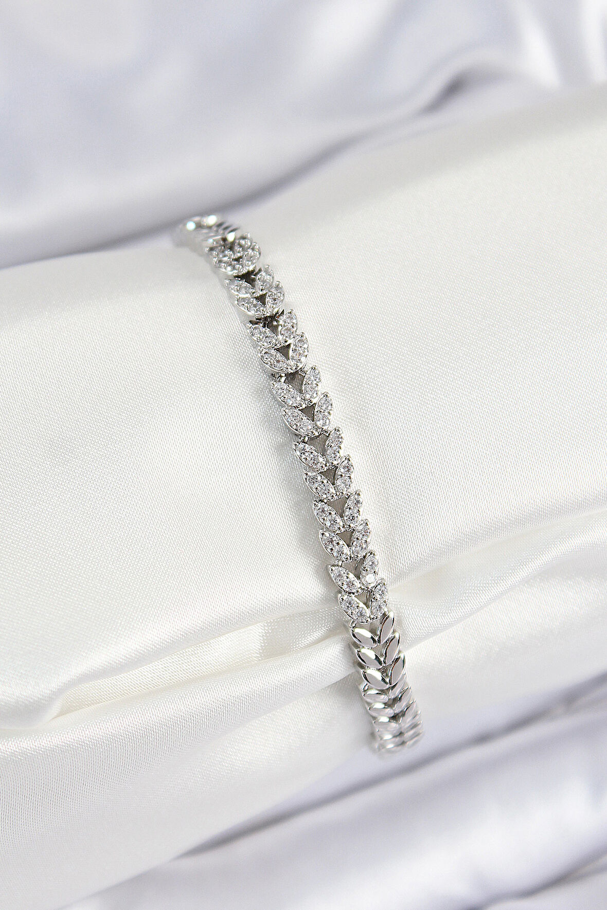 Pirinç Zirkon Taşlı Sıralı Yaprak Model Gümüş Renk Kadın Bileklik