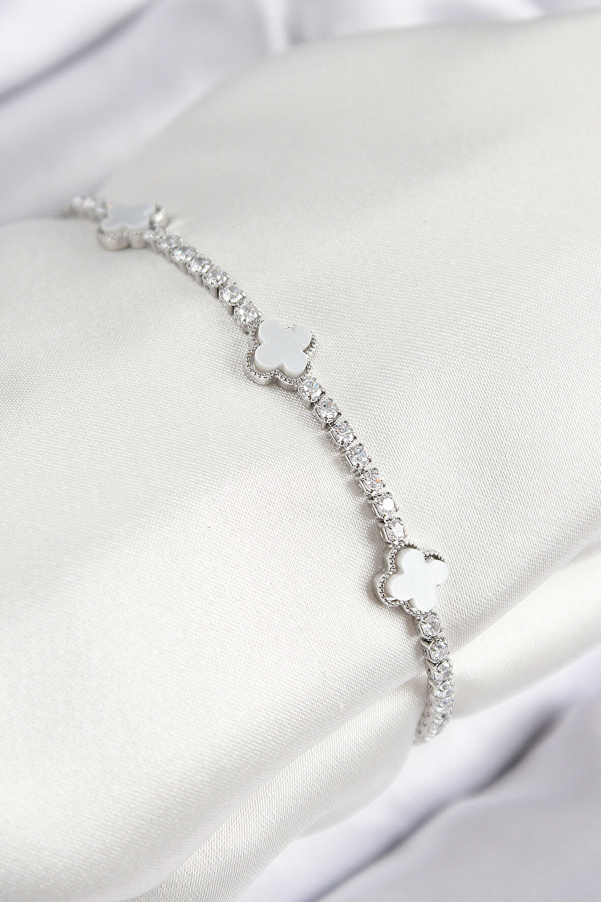 Pirinç Zirkon Taşlı Yonca Model Gümüş Renk Kadın Bileklik