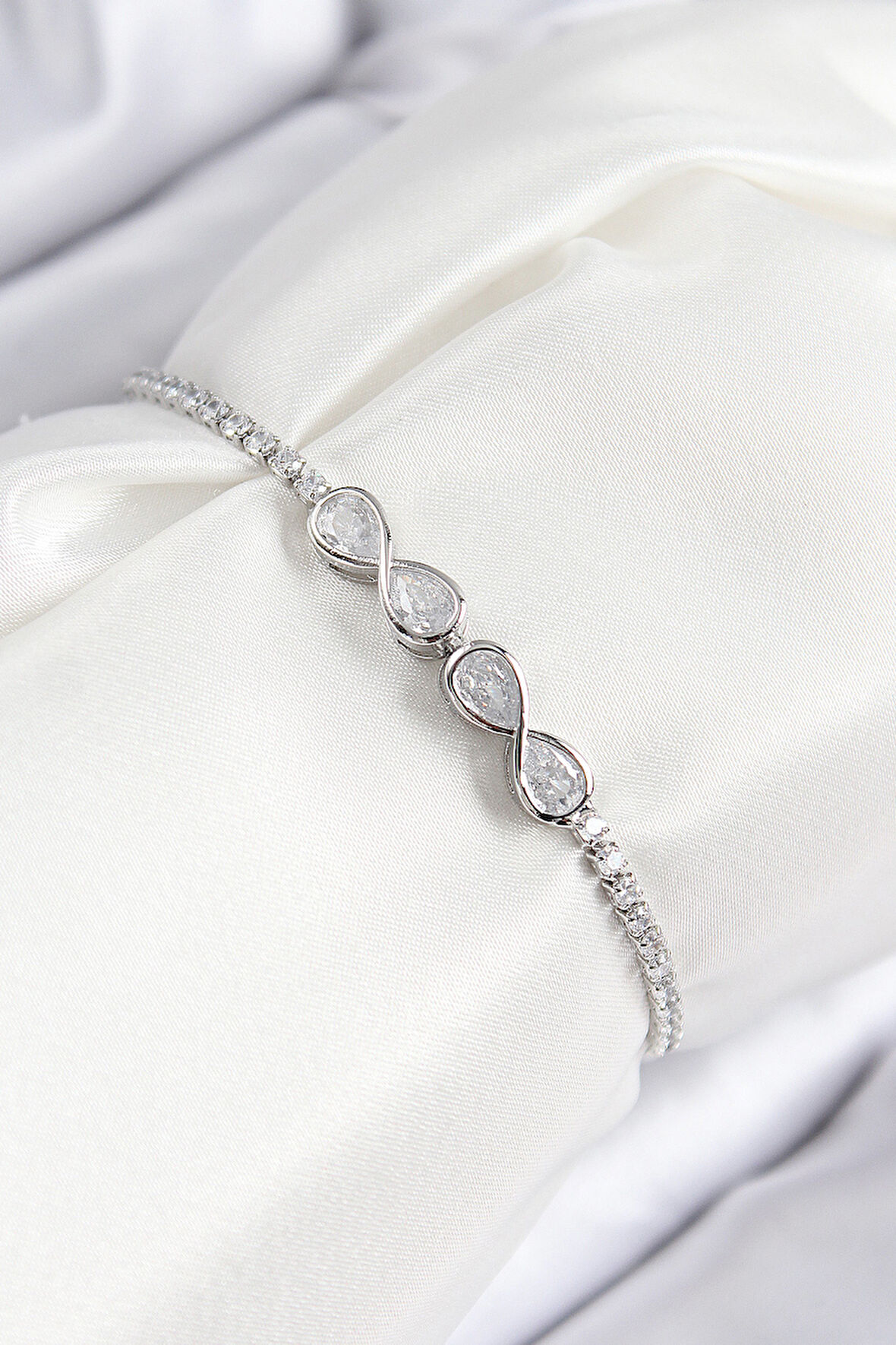 Pirinç Zirkon Taşlı Sonsuzluk Model Gümüş Renk Asansörlü Kadın Bileklik