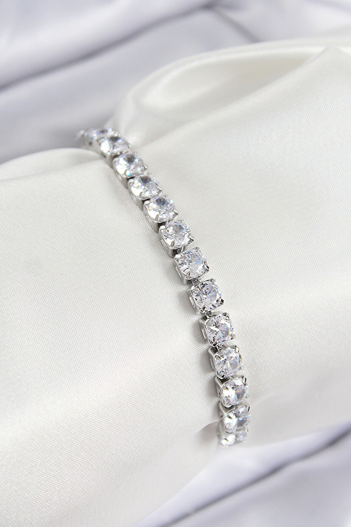 Pirinç Zirkon Taşlı Model Gümüş Renk Asansörlü Kadın Bileklik