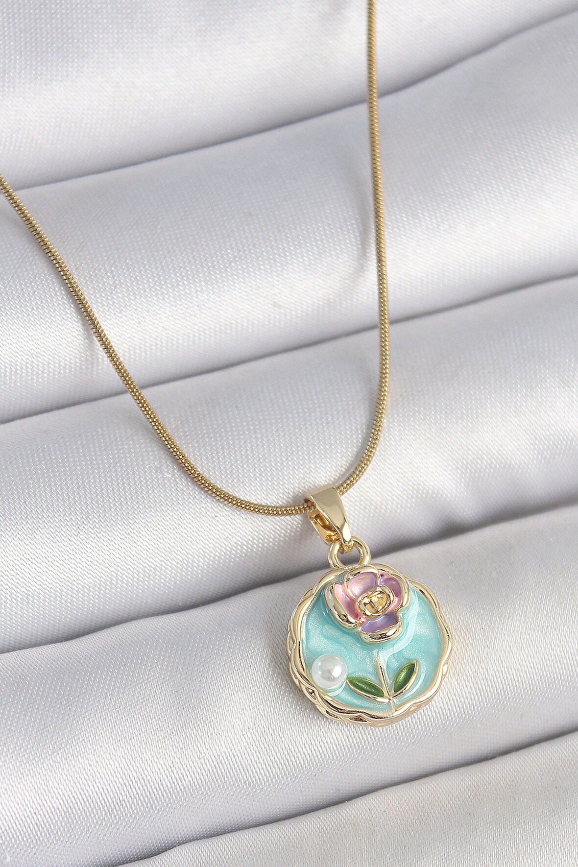 316L Çelik Gold Renk Zincir Mavi Minimal Çiçek İşlemeli İnci Detay Portre Model Kadın Kolye