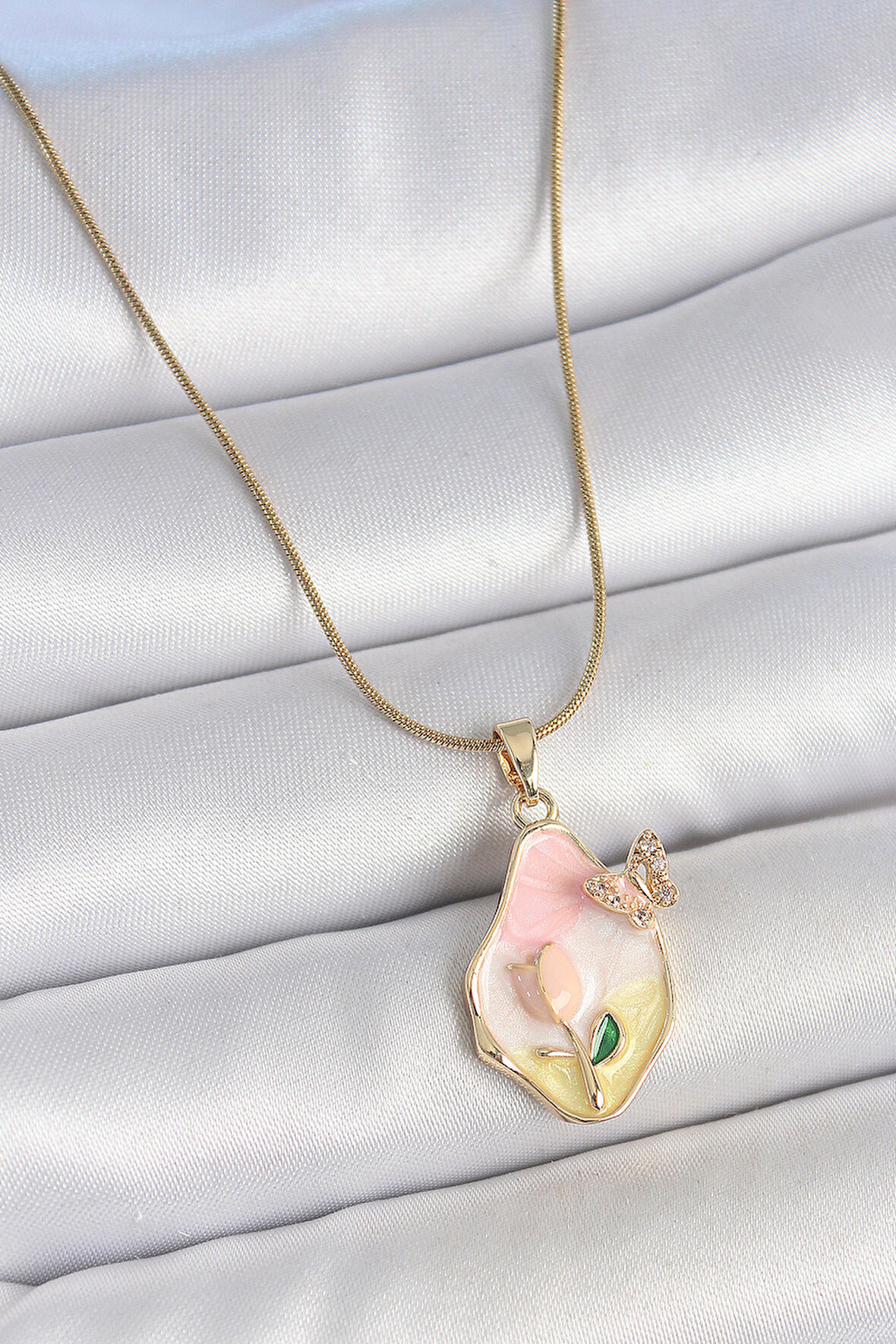 316L Çelik Gold Renk Zincir Damla Mix Renk Çiçek İşlemeli Detay Portre Model Kadın Kolye