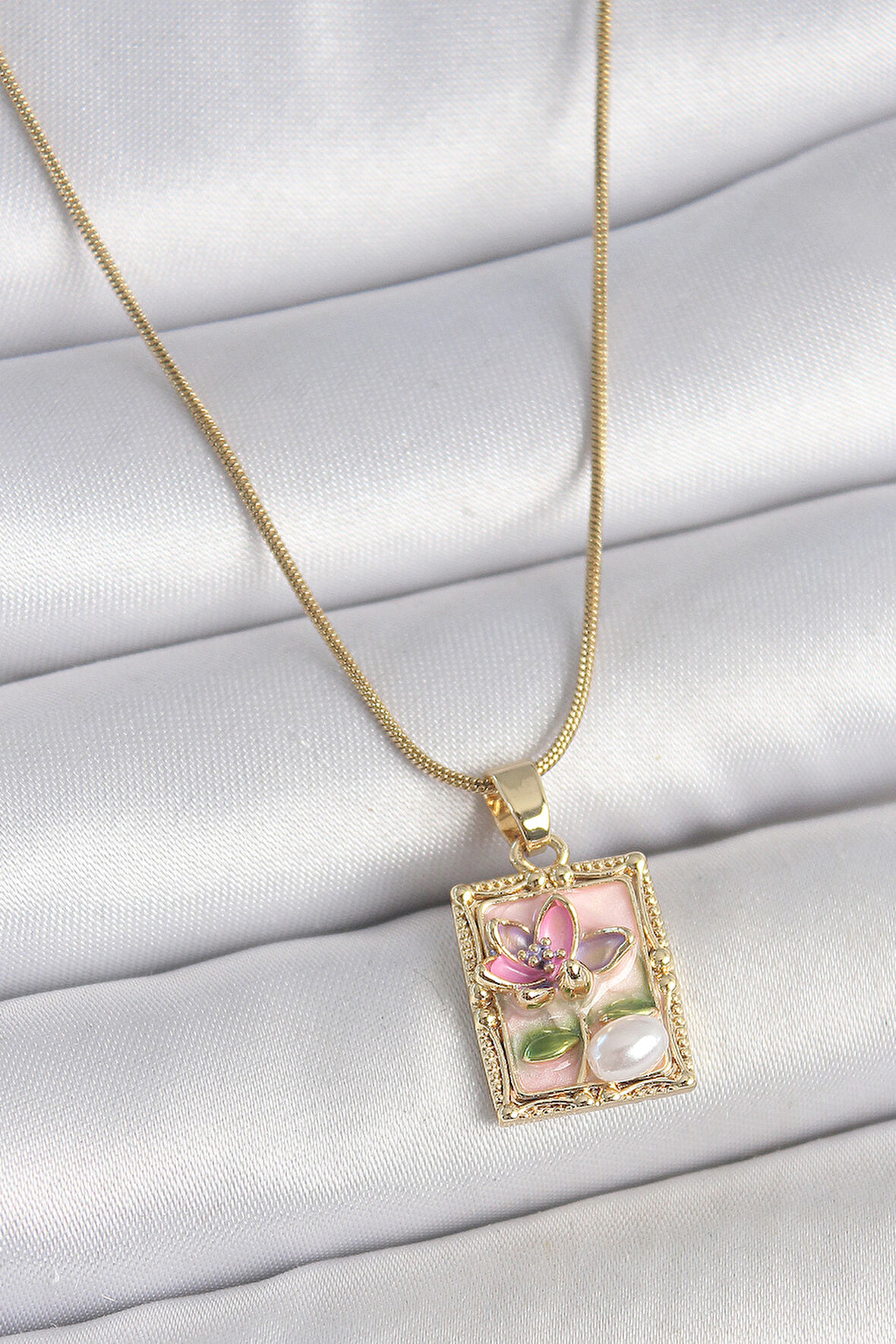 316L Çelik Gold Renk Pembe Mineli Çiçek İşlemeli İnci Detay Portre Model Kadın Kolye