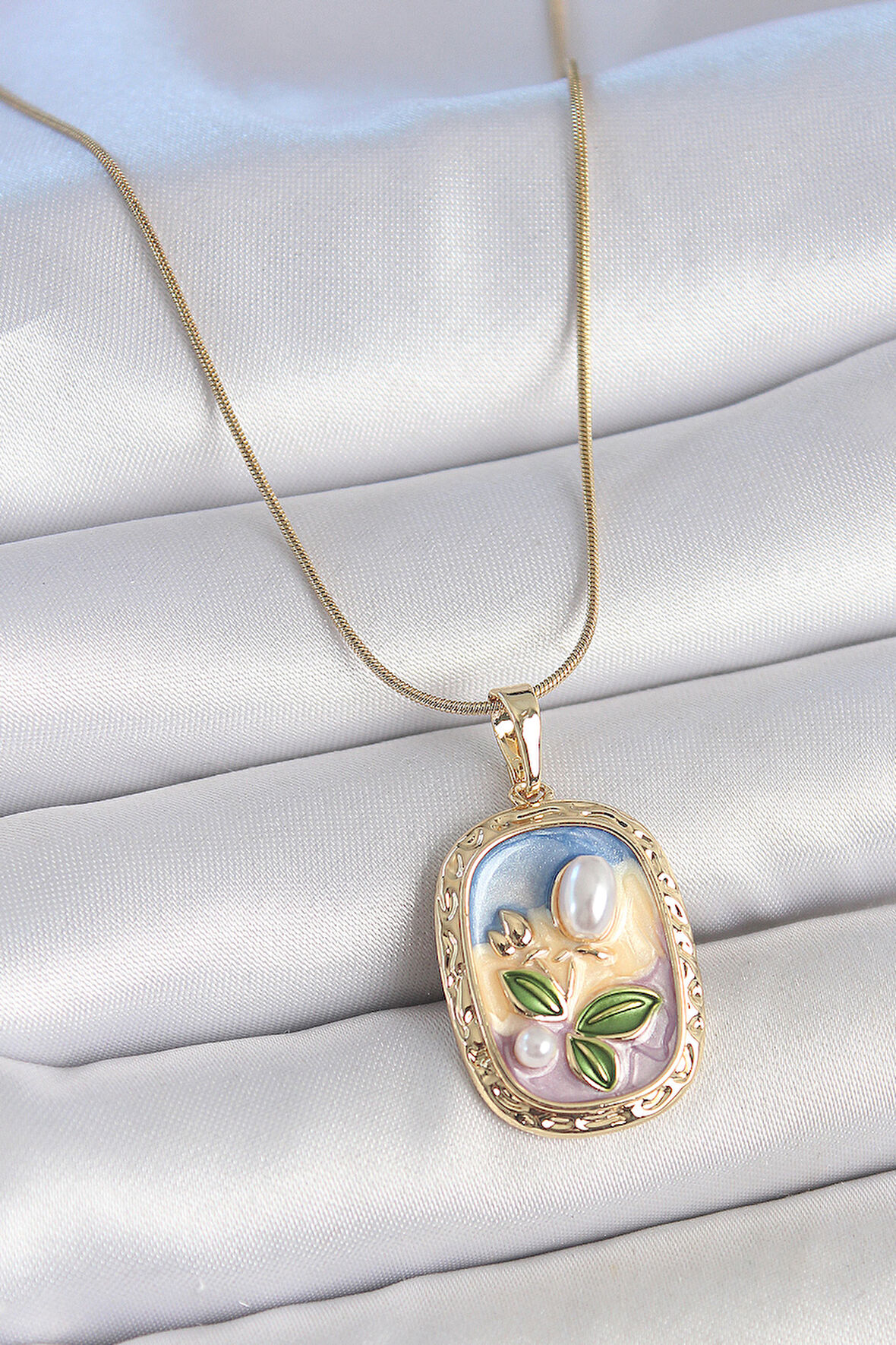 316L Çelik Gold Renk Zincir Mix Renk Mineli İnci Çiçek İşlemeli Portre Model Kadın Kolye