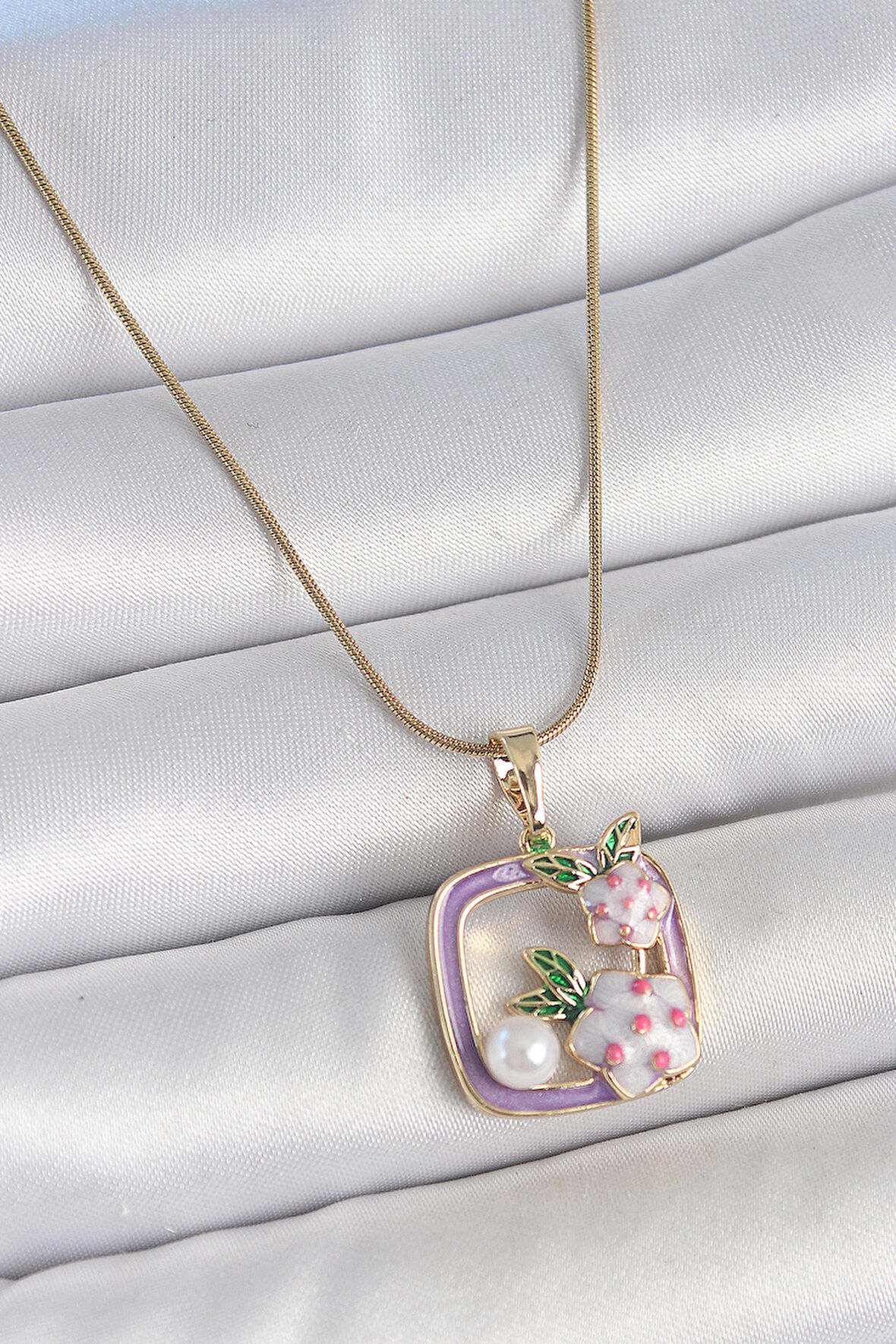 316L Çelik Gold Renk Zincir Mor Mineli Model Çiçek İşlemeli İnci Detay Kadın Kolye