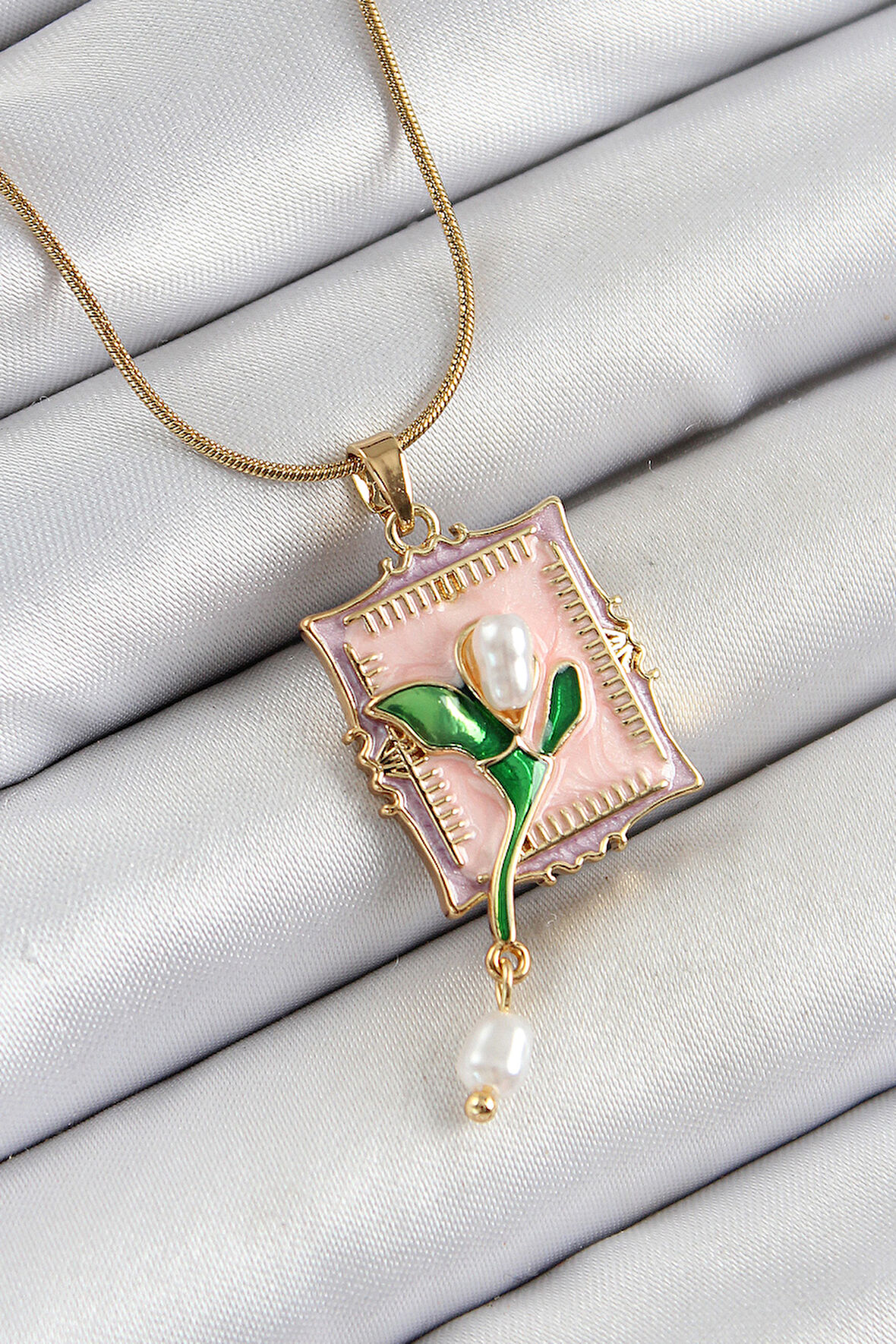 316L Çelik Zincir Pembe Sanatsal Portre Sallantılı İnci Detaylı Lale Model Gold Renk Kadın Kolye