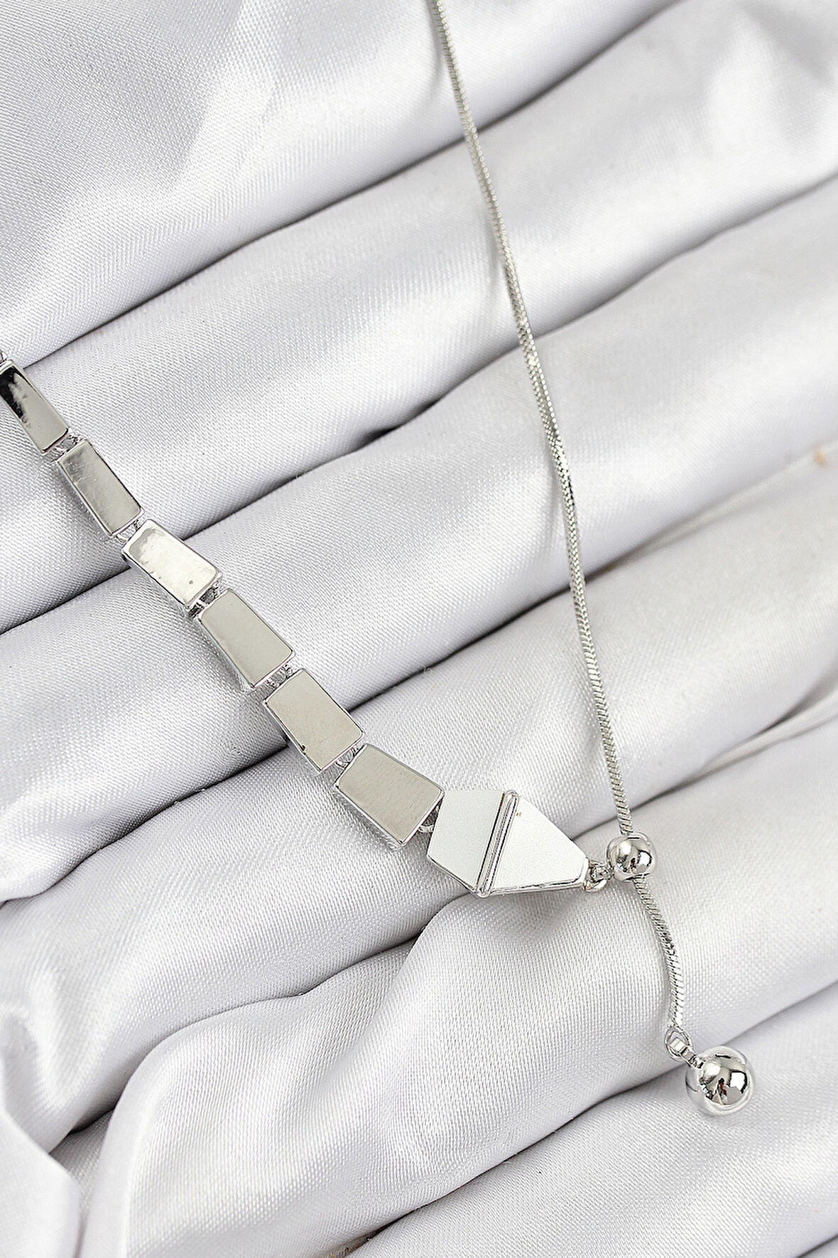 Pirinç Yılan Model Gümüş Renk Asansörlü Kadın Kolye