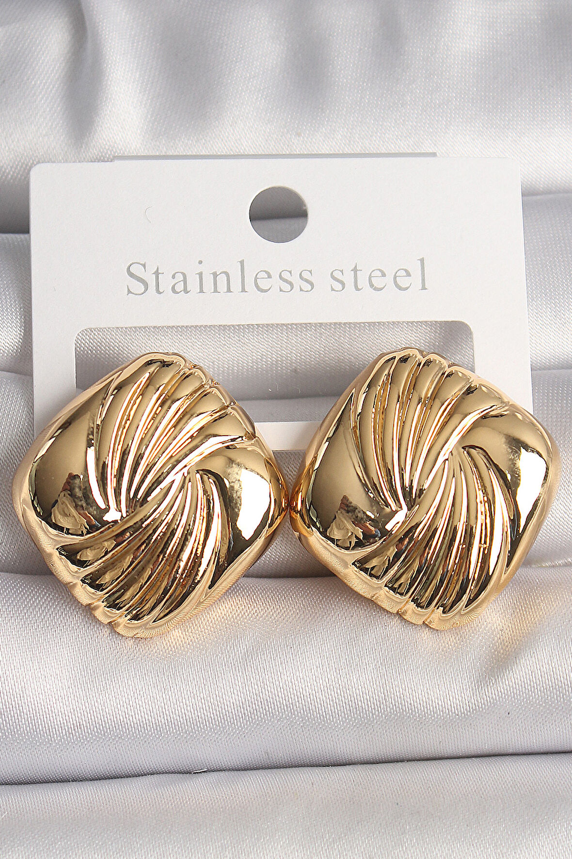 Pirinç Gold Renk İşlemeli Model Kadın Küpe