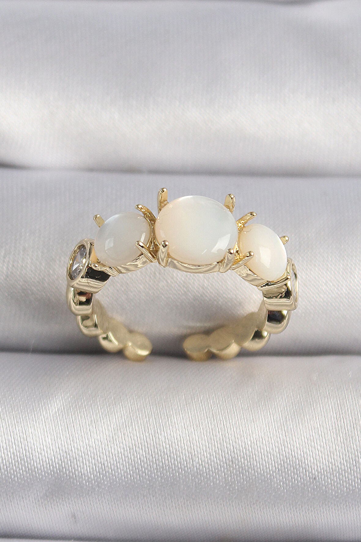 Pirinç Gold Renk Zirkon Taş Detaylı Beyaz Sedefli Vip Seri Kadın Yüzük