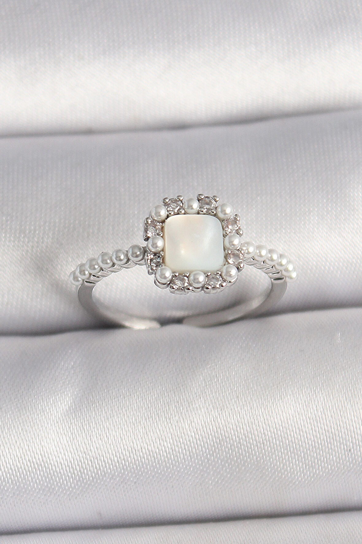 Pirinç Gümüş Renk İncili Beyaz Mineli Ayarlanabilir Kadın Yüzük