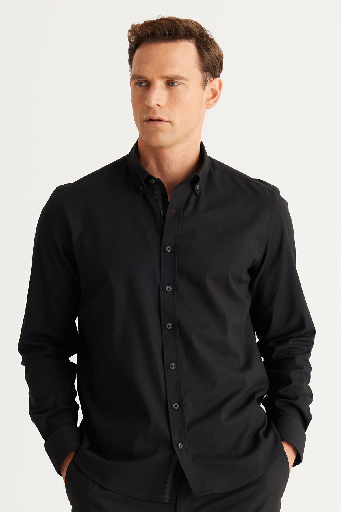 Erkek Siyah Slim Fit Dar Kesim Düğmeli Yaka Pamuklu Gabardin Gömlek