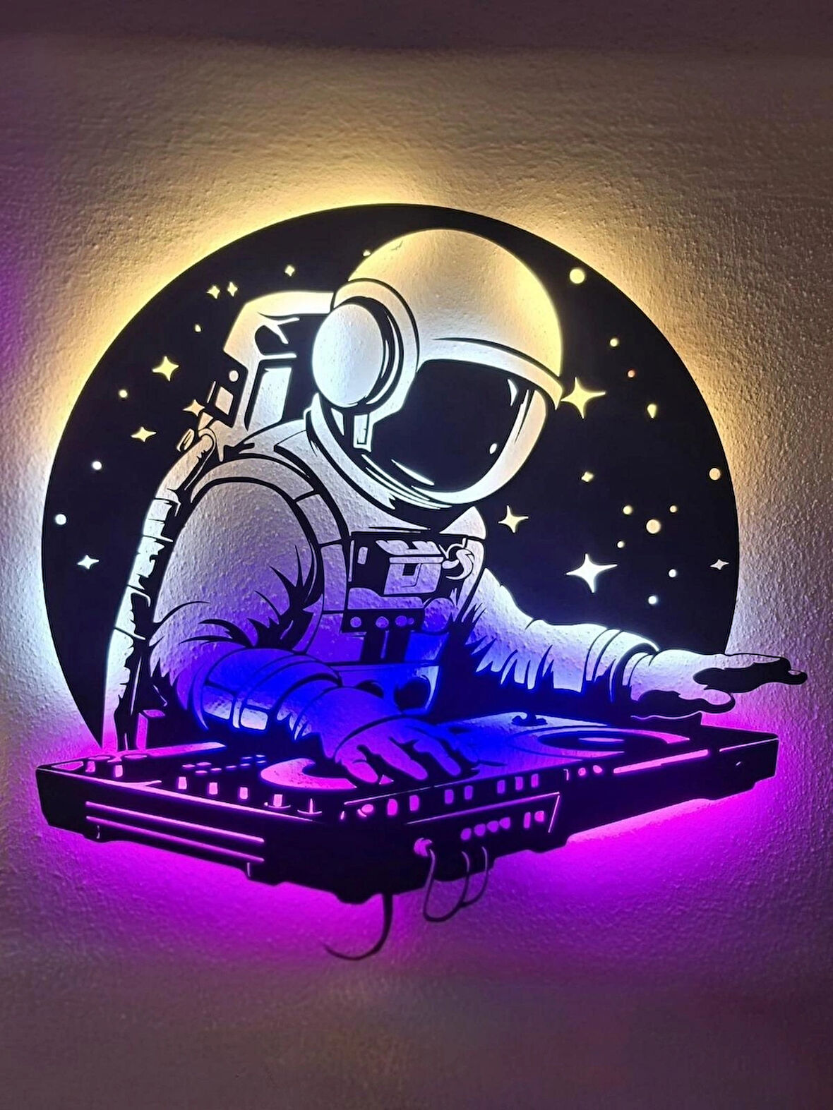 DJ Astronot Ahşap LED Işıklı Tablo – El Yapımı Lazer Kesim Dekoratif Hediye Lamba