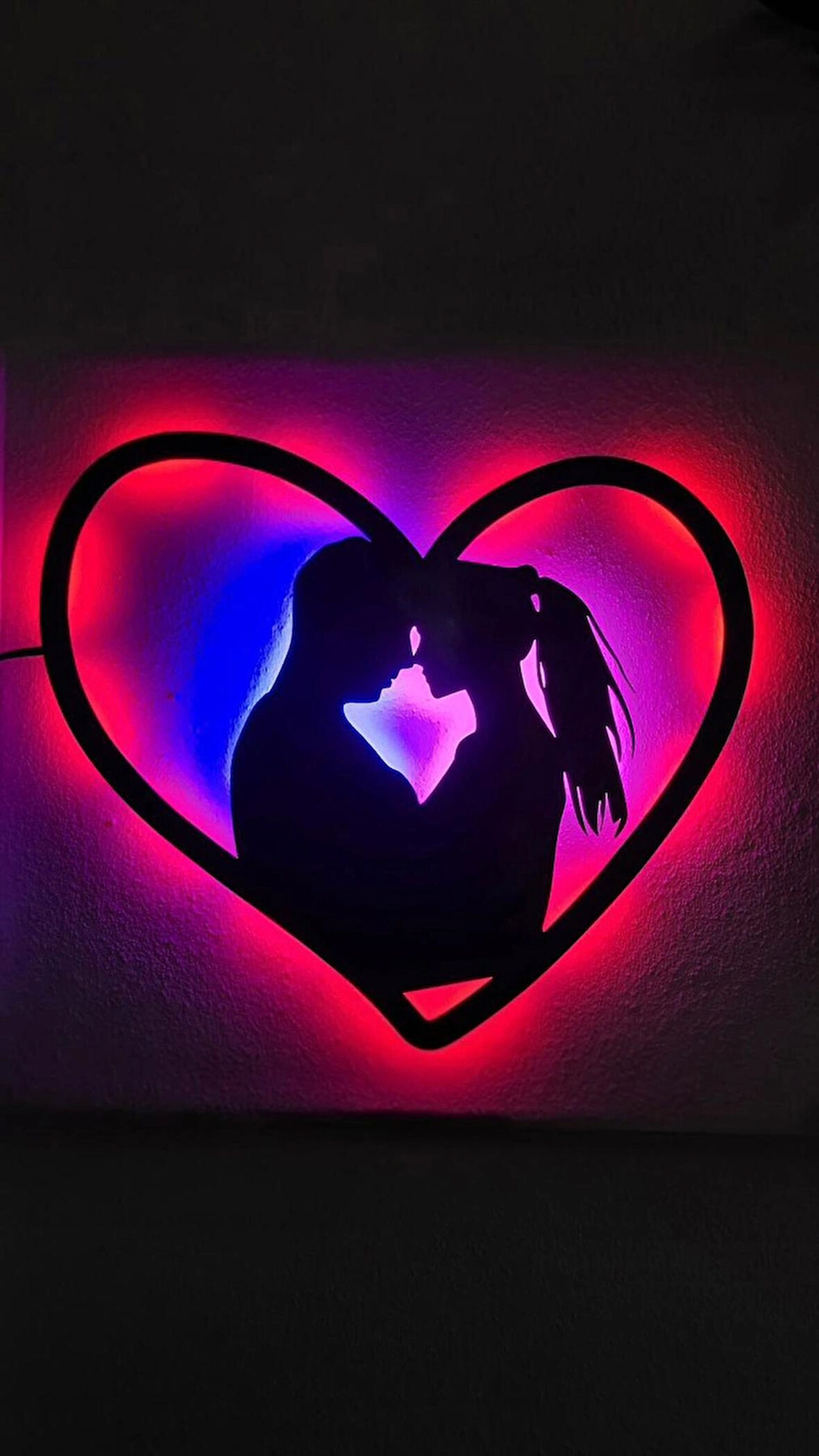 Aşk Temalı Kalp & Çift Silüetli Ahşap LED Işıklı Tablo – Romantik Dekor & Özel Gün Hediyesi