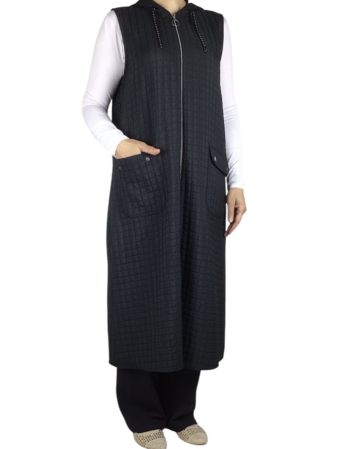 ÖNÜ FERMUARLI KAPÜŞONLU ÜSTTEN CEPLİ KAPİTONE YELEK