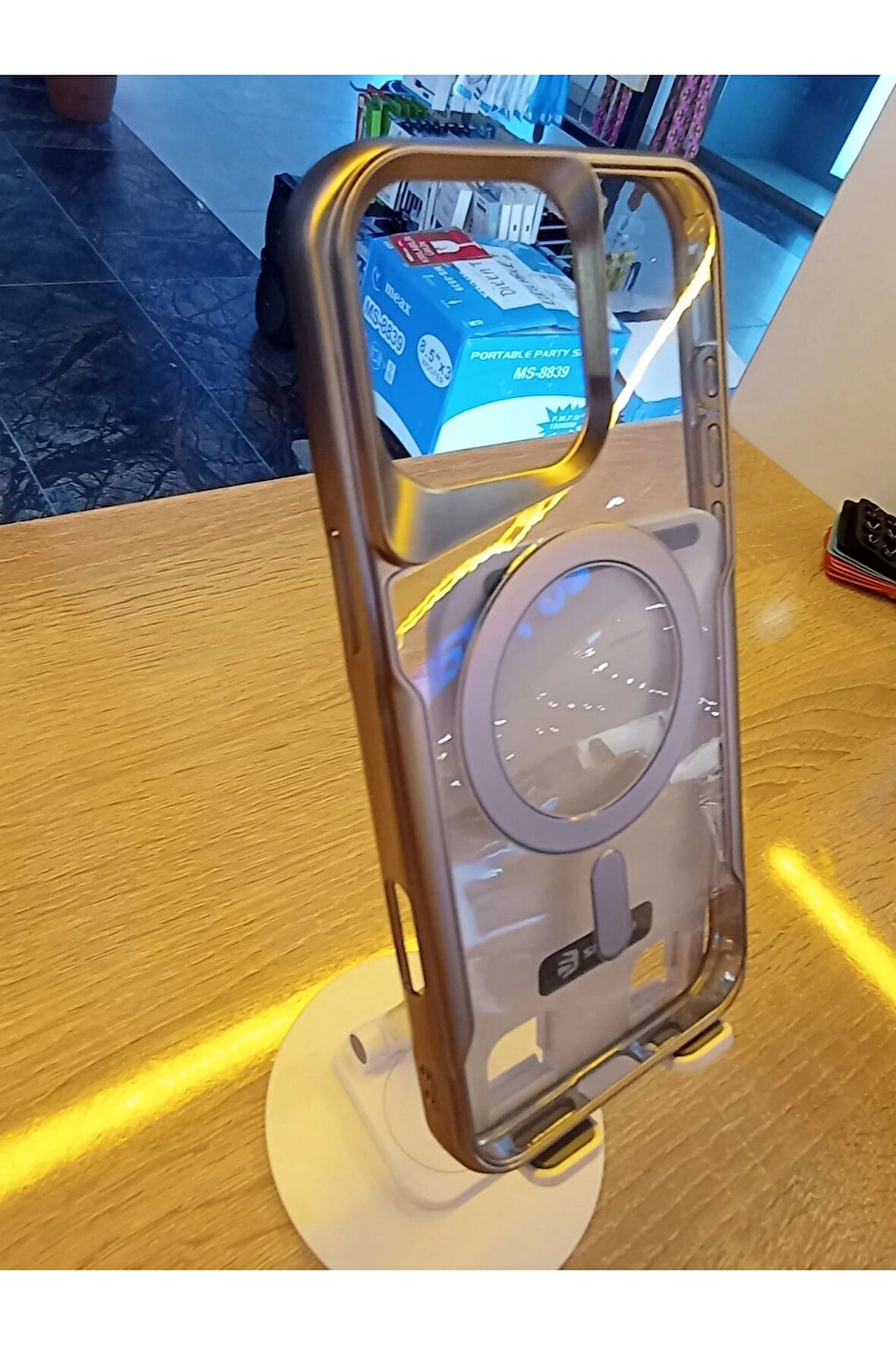 İPhone 16 Pro Uyumlu MagSafe Özellikli Kamera Bölümü Estetik Görünümlü Tuşları Metal Kılıf