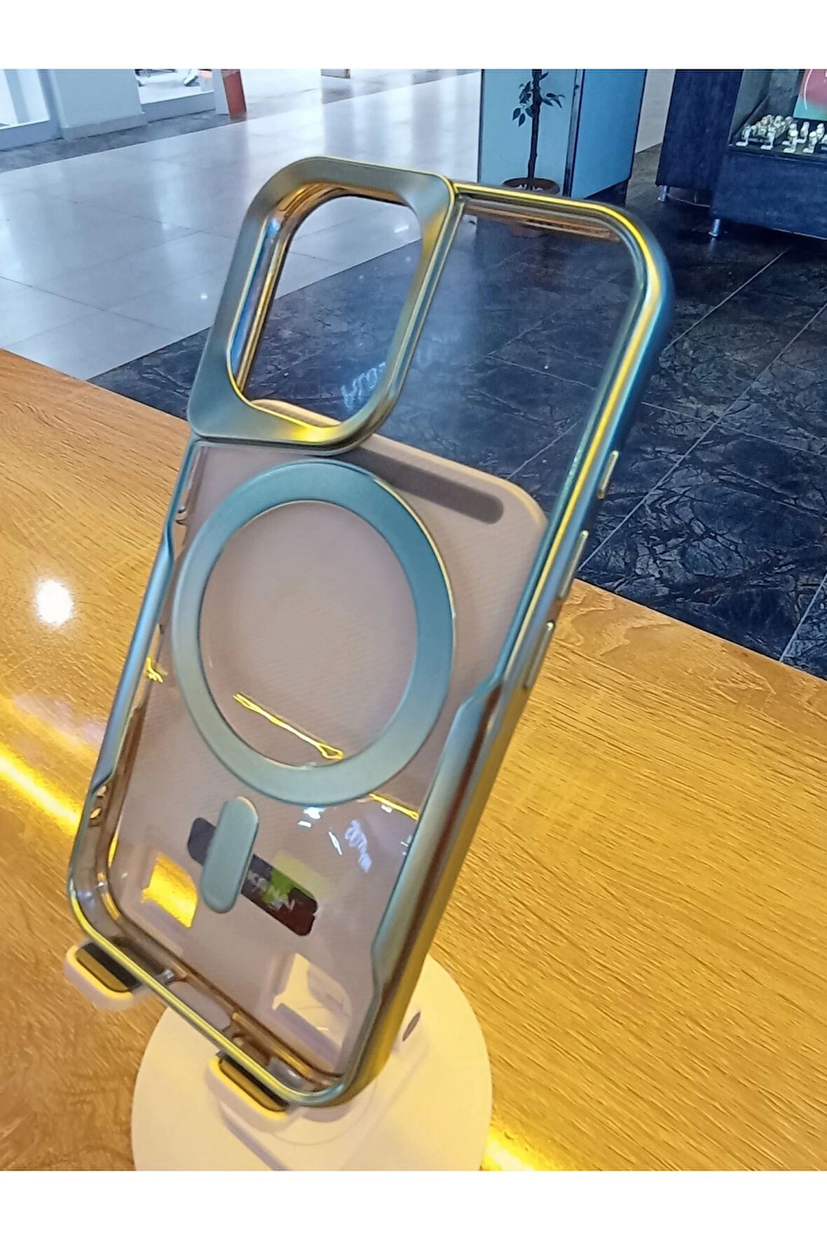 İPhone 16 Uyumlu MagSafe Özellikli Kamera Bölümü Estetik Görünümlü Tuşları Metal Kılıf