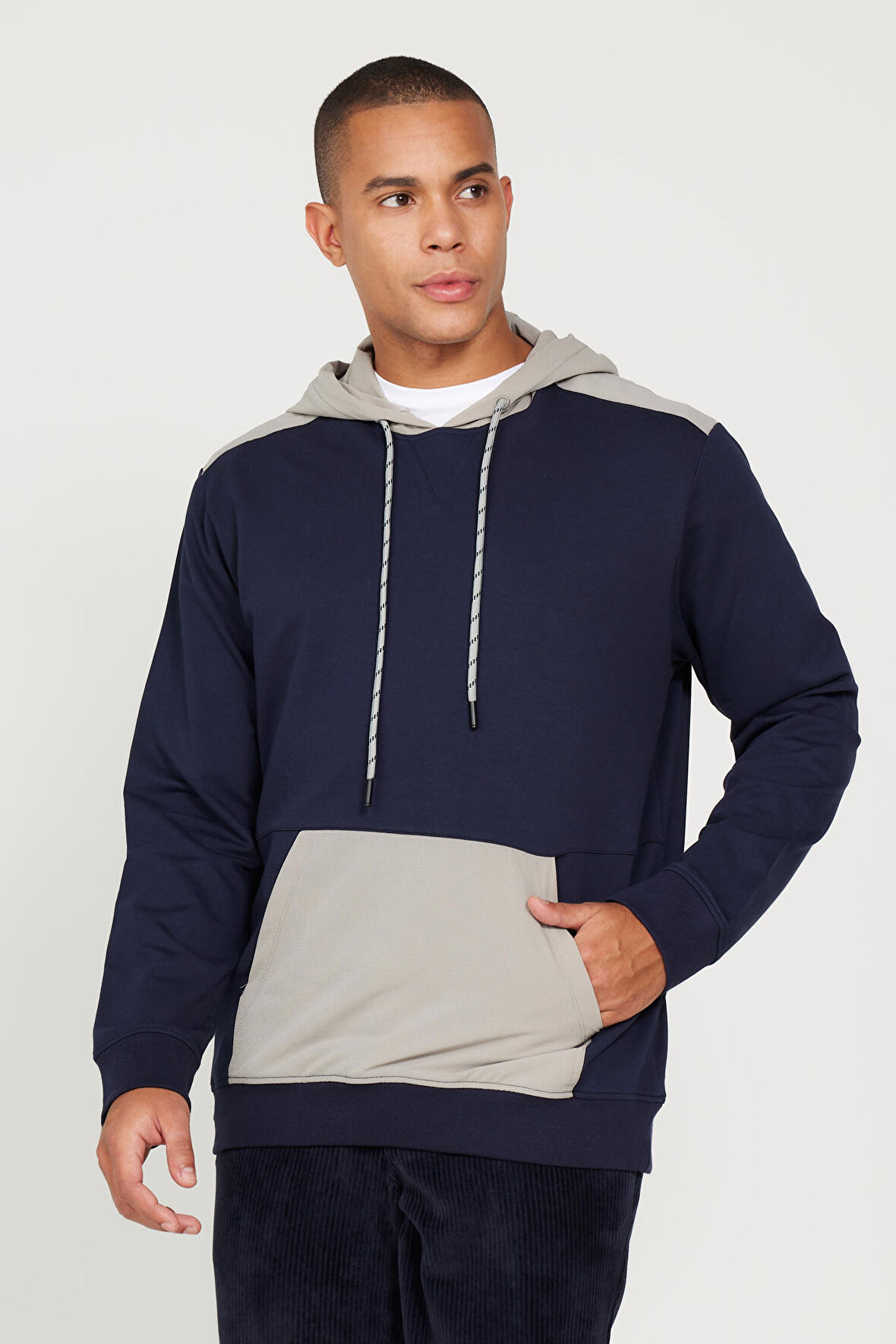 Erkek Lacivert Standart Fit Normal Kesim Kapüşonlu Cepli Sweatshirt