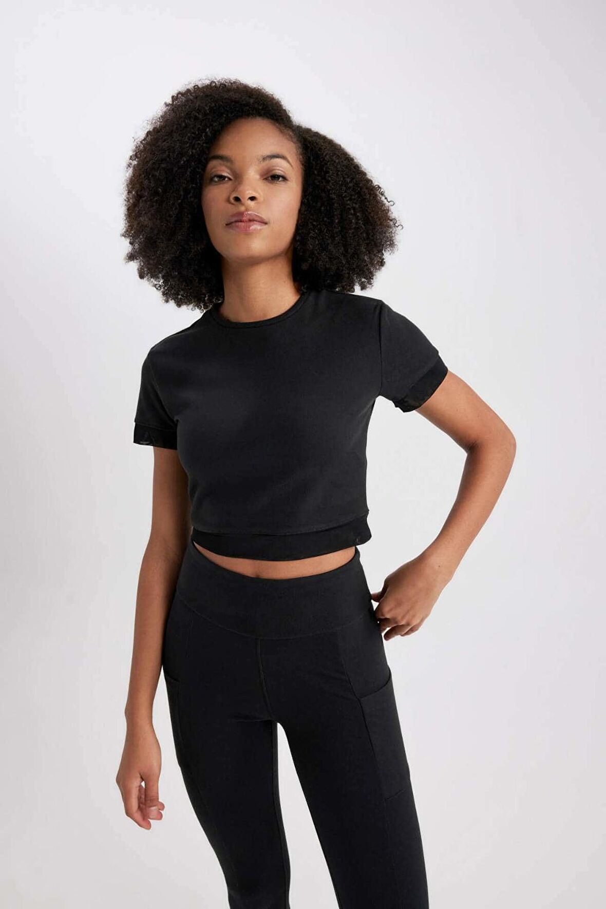 DeFactoFit Crop Bisiklet Yaka Sporcu Kısa Kollu Tişört A2505AX23AUBK81