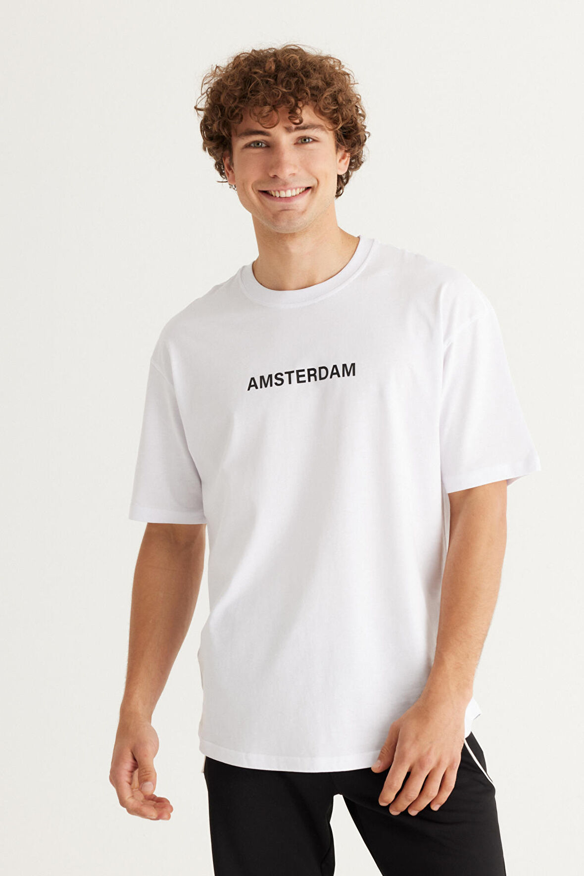 Erkek Beyaz Long Fit %100 Pamuk Oval Kesim Bisiklet Yaka Amsterdam Baskılı Kısa Kollu Tişört