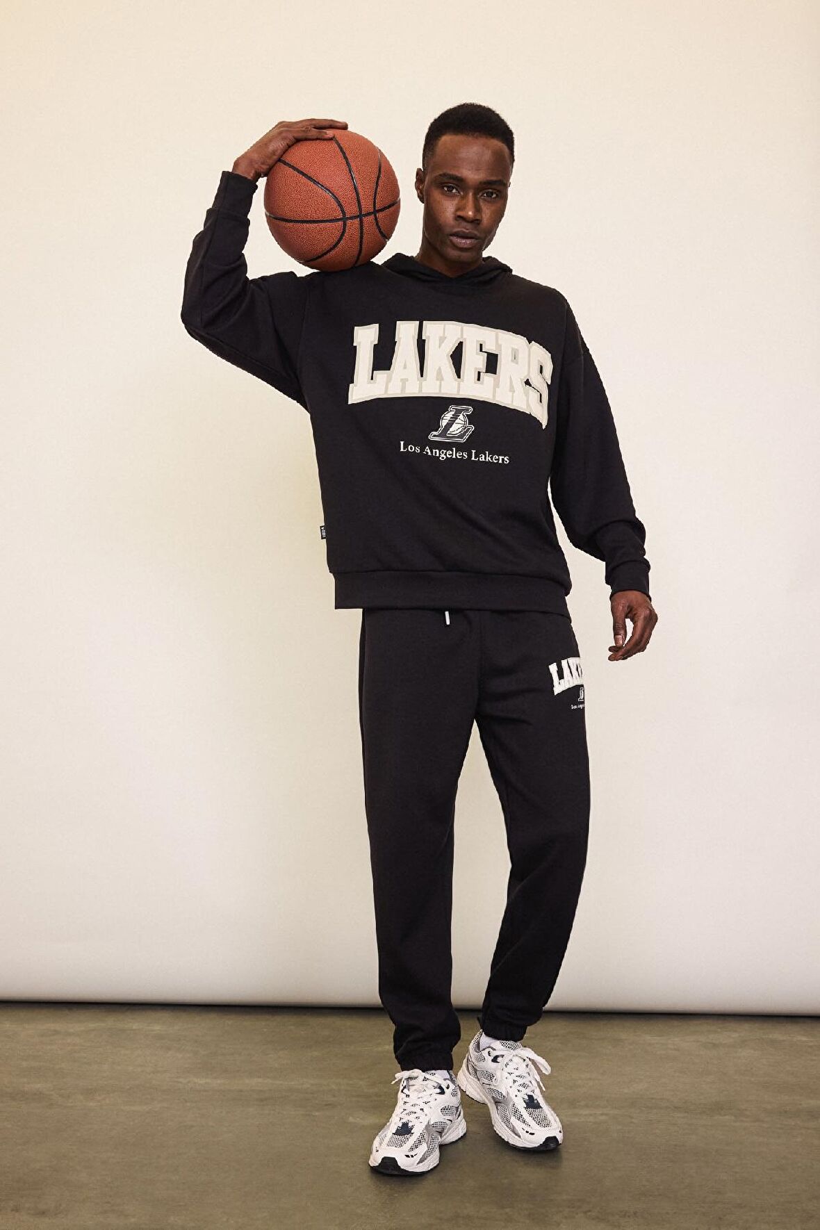 DeFactoFit NBA Los Angeles Lakers Jogger Eşofman Altı Standart Fit Cepli Esnek Bantlı Paça Skuba Dalgıç Kumaş D6723AX25SPBK82