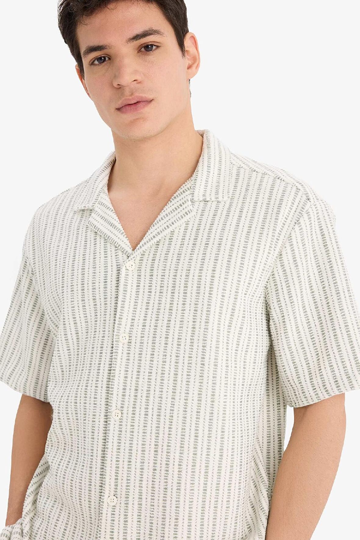 DeFacto Relax Fit Apaş Yaka Kısa Kollu Yazlık Çizgili Gömlek E2991AX25SPKH434