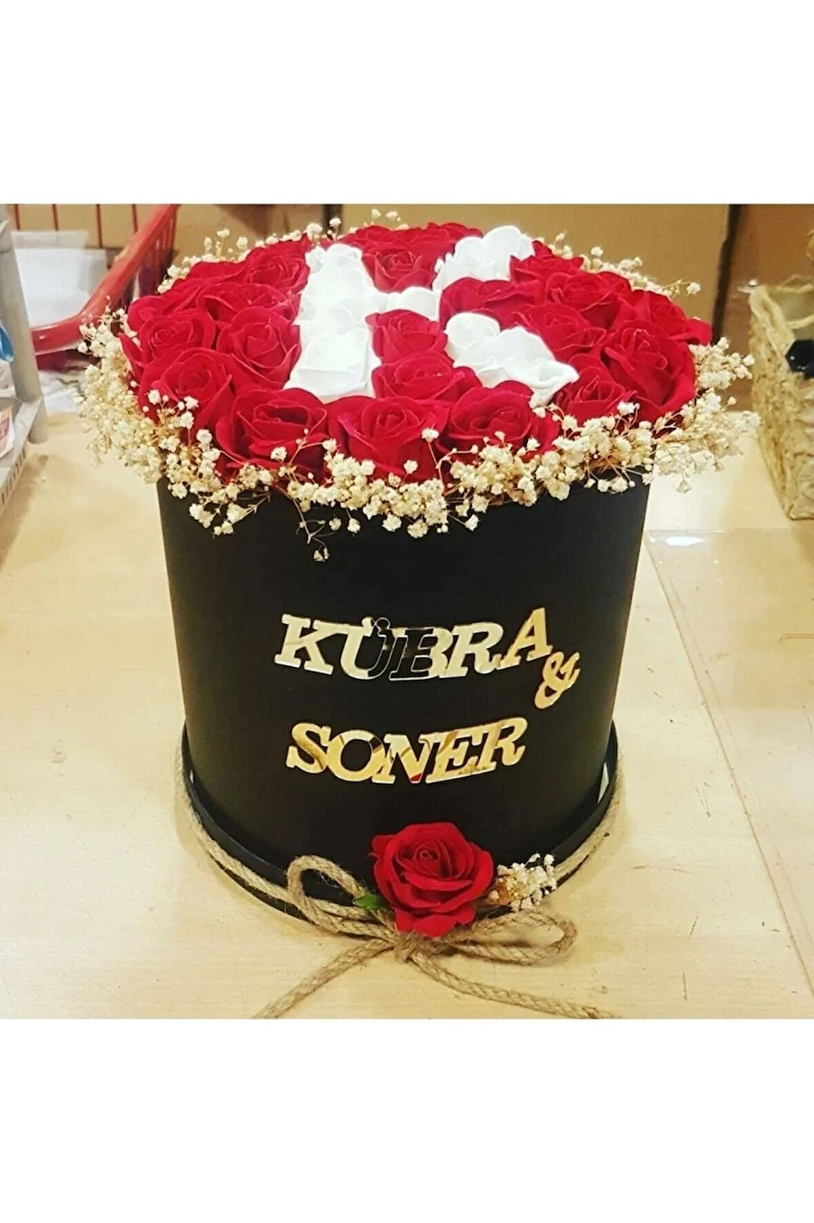  Silindir Kutuda Yapay Kadife Güllerle Harf Yazılmış Isme Özel Kız Isteme Buketi