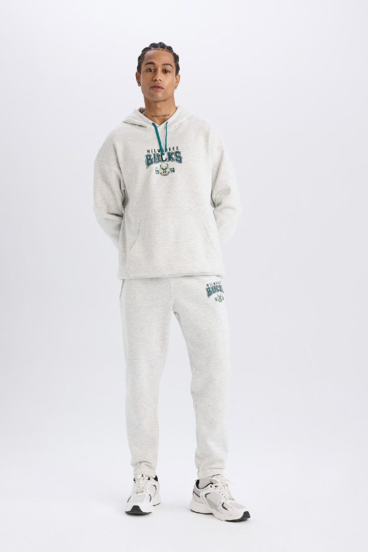 DeFactoFit NBA Milwaukee Bucks Kalın Jogger Eşofman Altı Standart Fit Beli Bağcıklı Cepli D6701AX25SPGR421