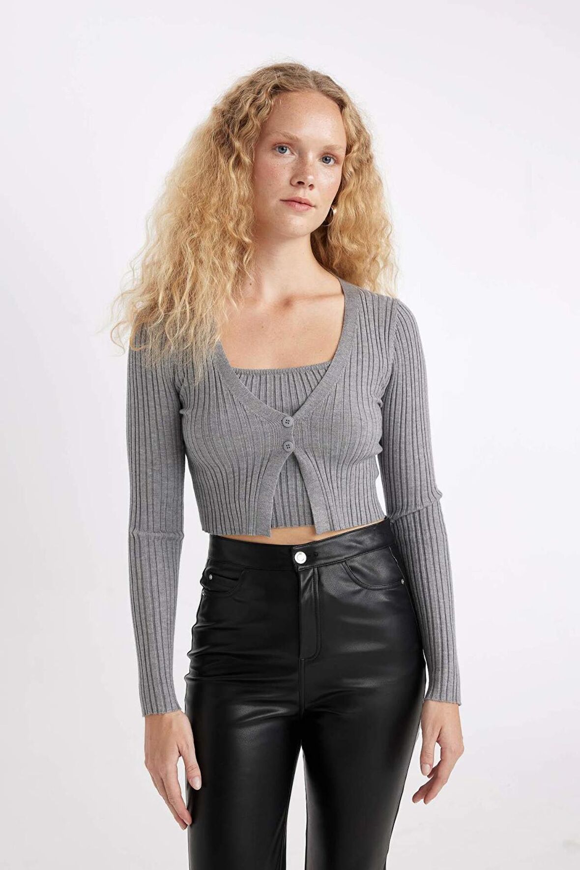 DeFacto Regular Fit Crop Düğmeli V Yaka Triko Hırka A2076AX24AUGR210
