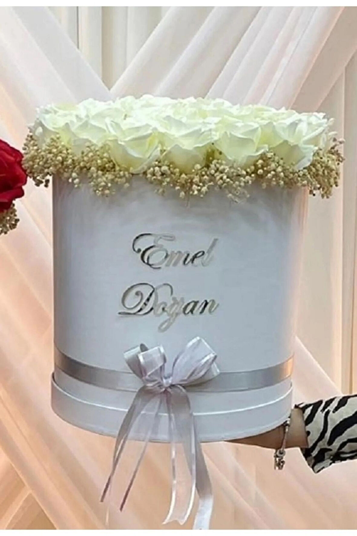  Silindir Kutuda Gerçek Görünümlü Yapay Kadife Gül Kız İsteme Buketi