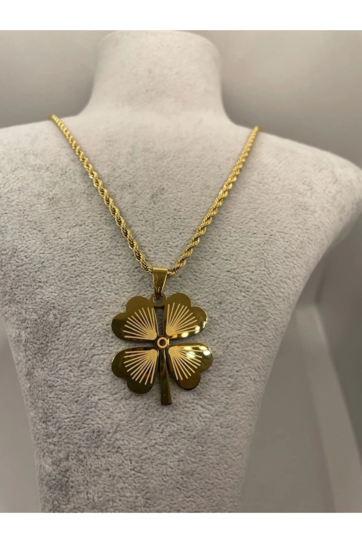 .figürlü Yonca Çelik Kolye