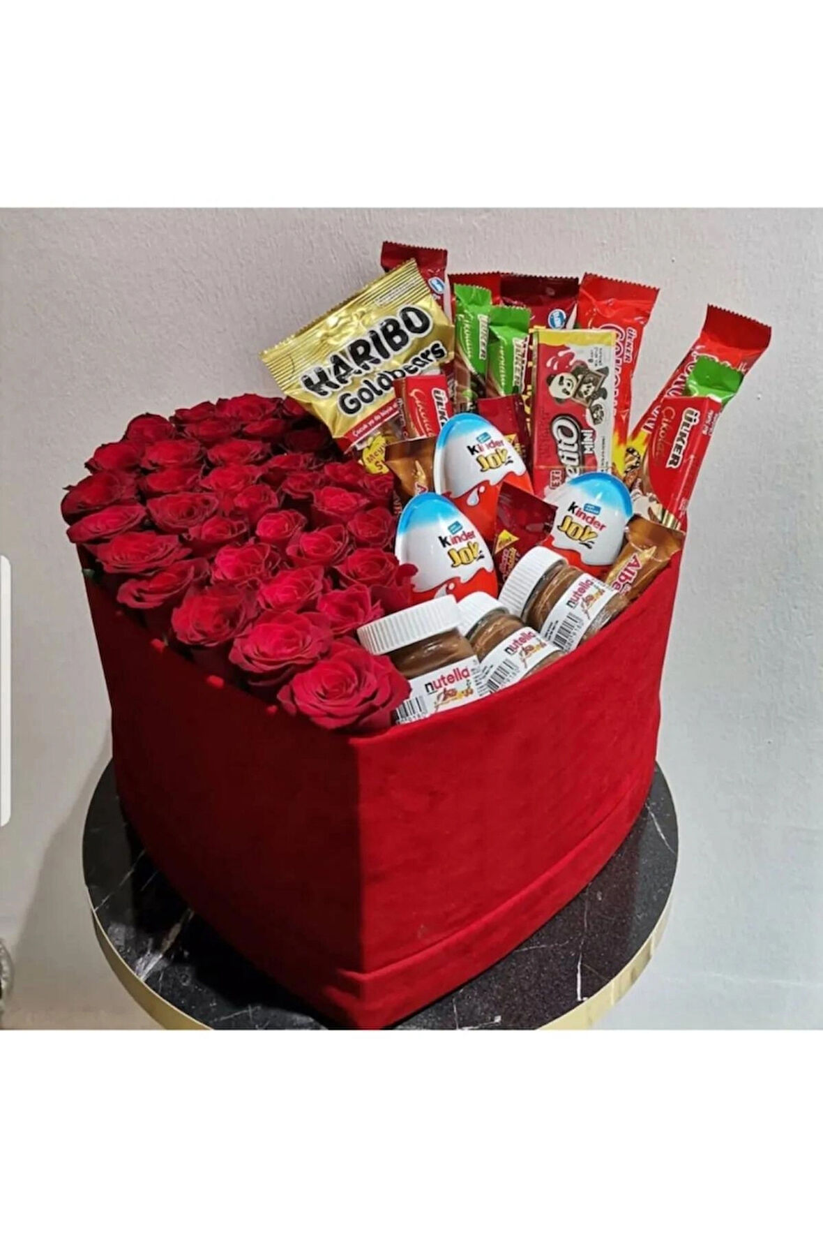 Kalpli Kutuda Gerçek Görünümlü Yapay Kadife Kırmızı Güller Ve Çeşitli Çikilotalar