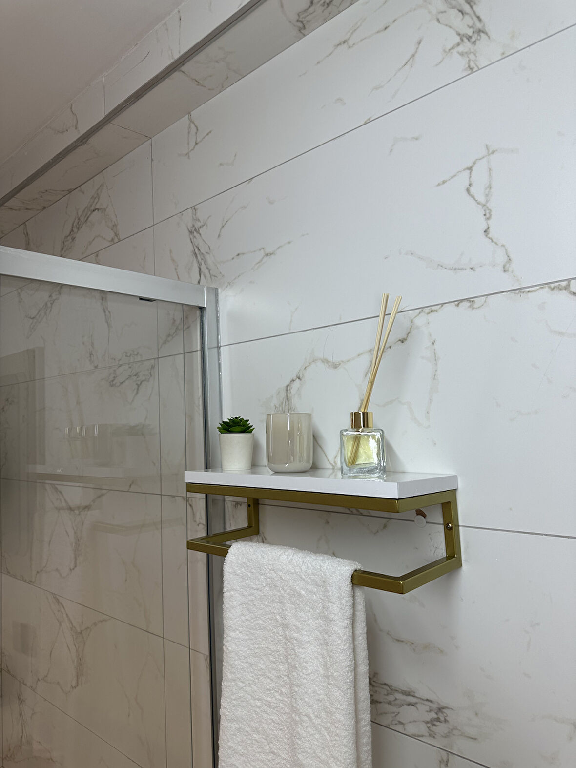 Fulya Banyo Ahşap Raflı Gold Metal Havlu, Şal Askılık Beyaz Raf