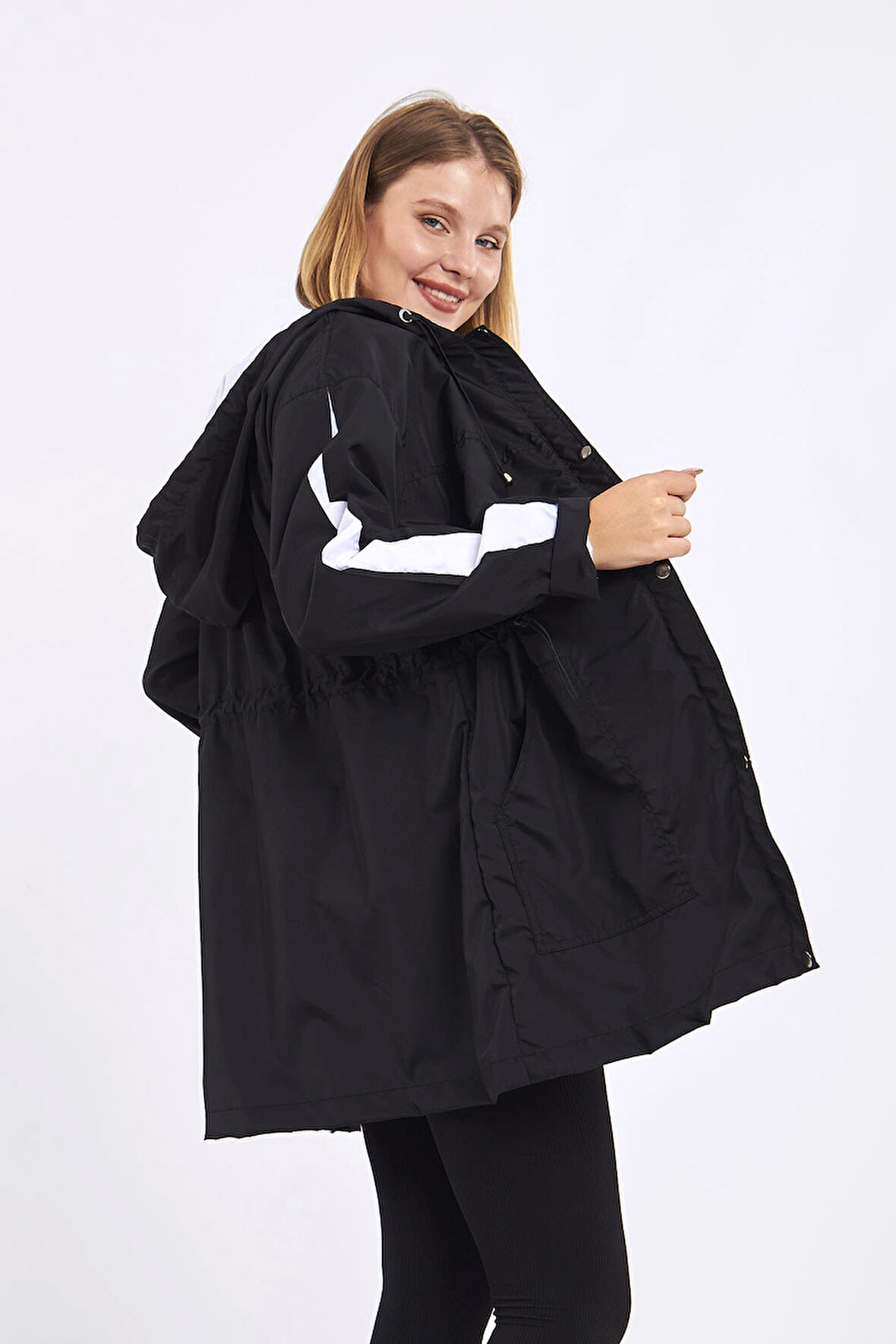 Micro Midi Siyah Kolları Beyaz Yağmurluk & Rüzgarlık
