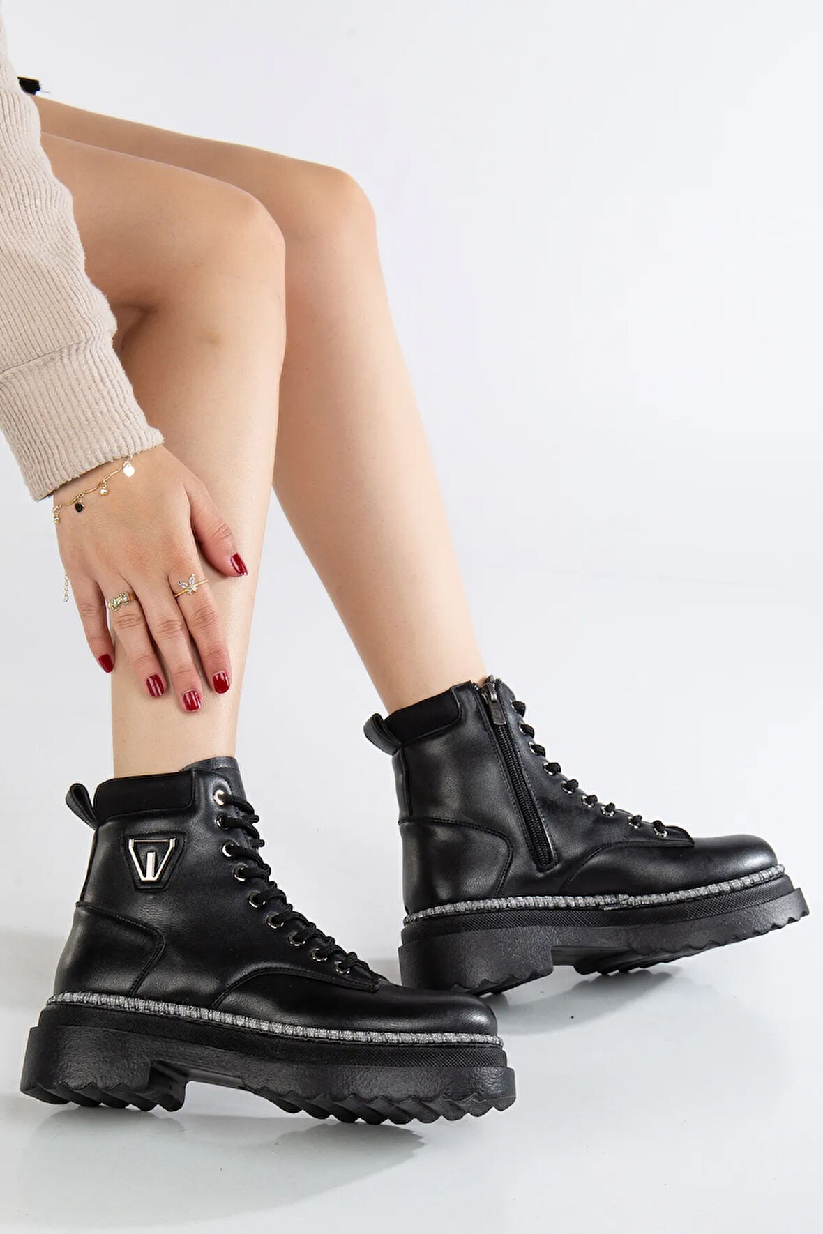 Kadın Parlak İp Detaylı Postal Bot