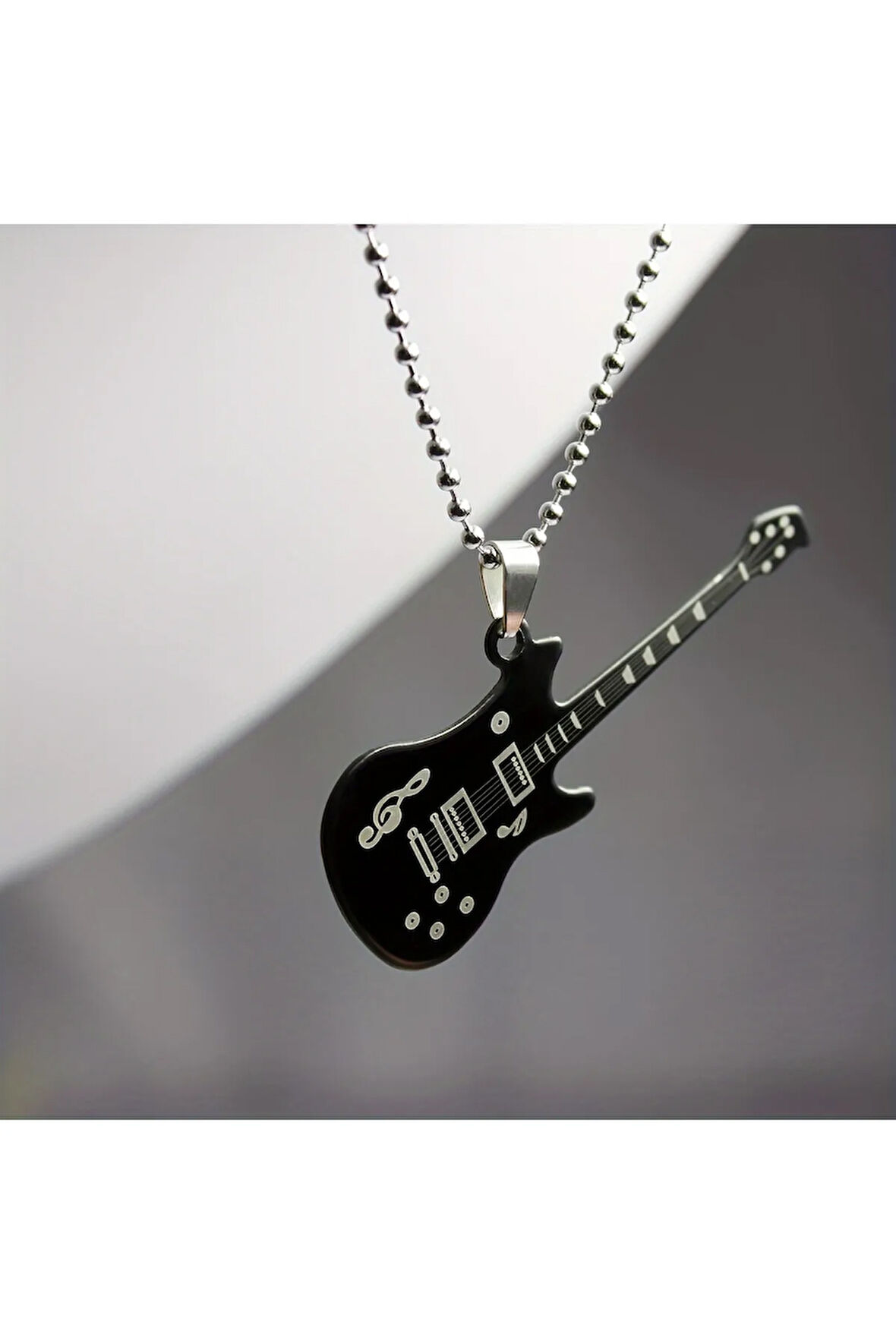 Rock Ruhu Seninle: SİYAH Gitar Kolye ile Tarzını Konuştur! Müziğin ritmini her zaman yanında taşı