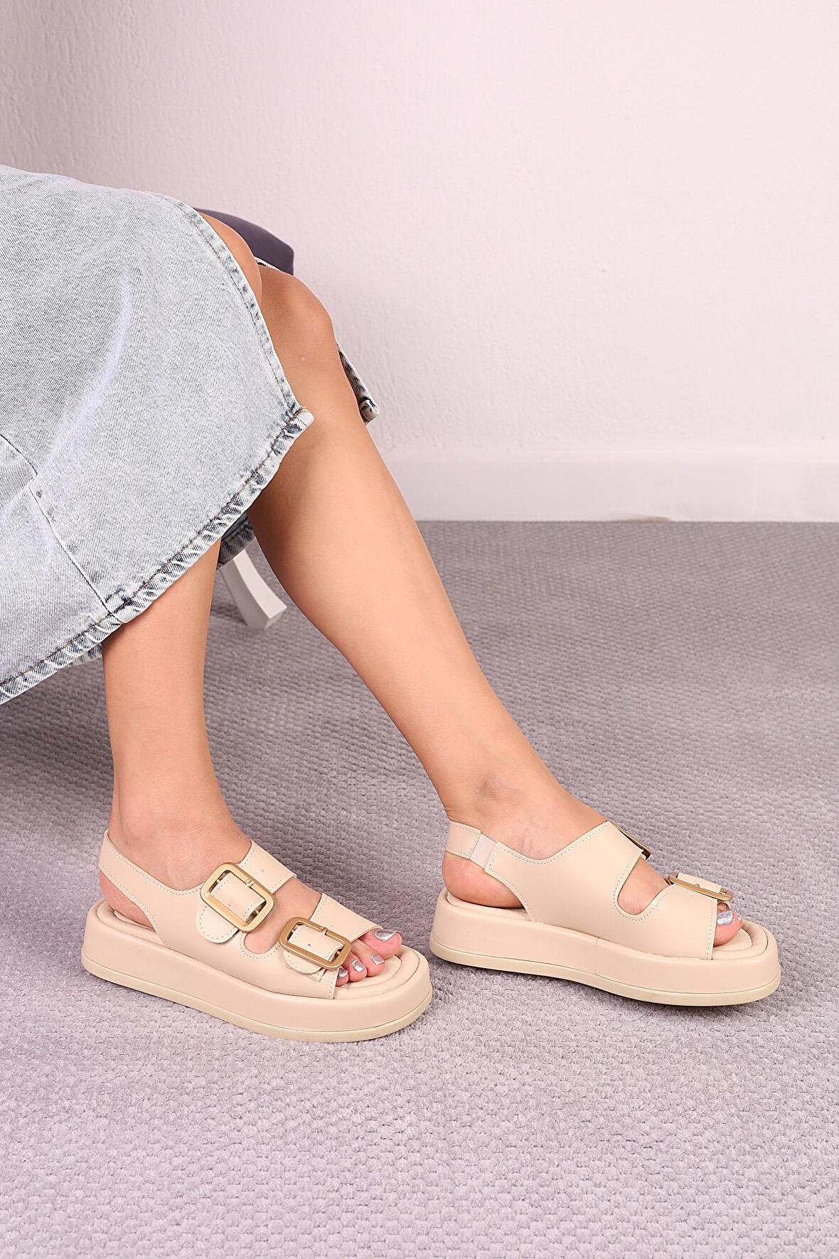 Suins Greta Model Kadın Toka Detaylı Lastikli Sandalet