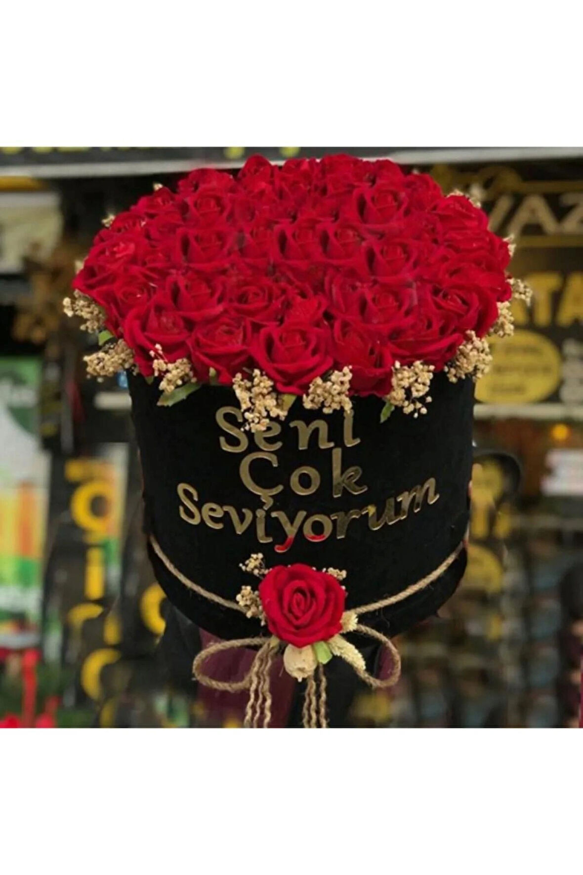 Silindir Kutuda Kadife Güllerle Süslenmiş Buket