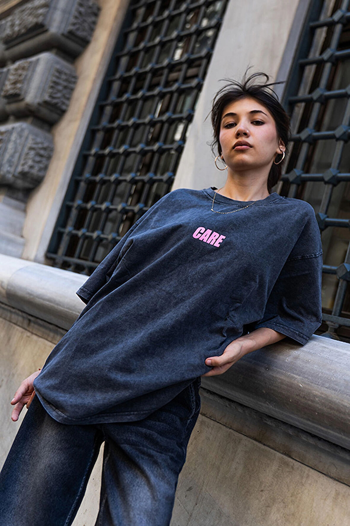 Kadın Yıkamalı Oversize Tişört – Koyu Gri