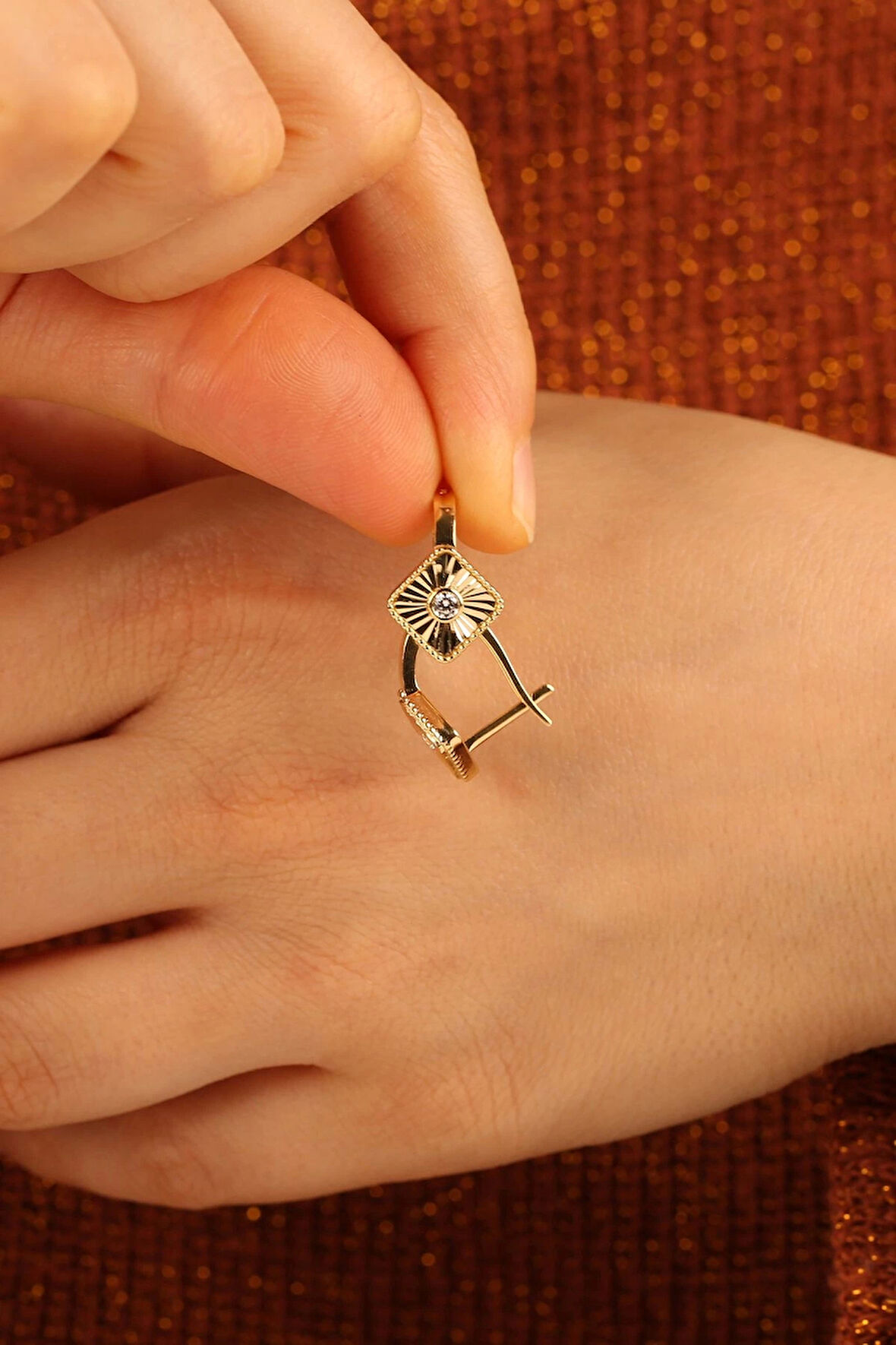 Ajda Tarz Kare Altın Küpe