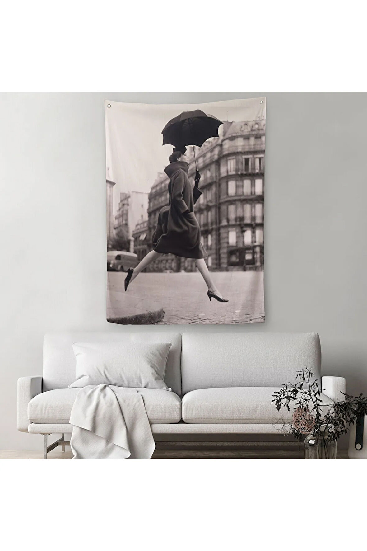 Carmen Sokakta Bir Su Birikintisinin Üzerinden Şemsiyeyle Atlıyor Duvar Örtüsü - Halısı-5286