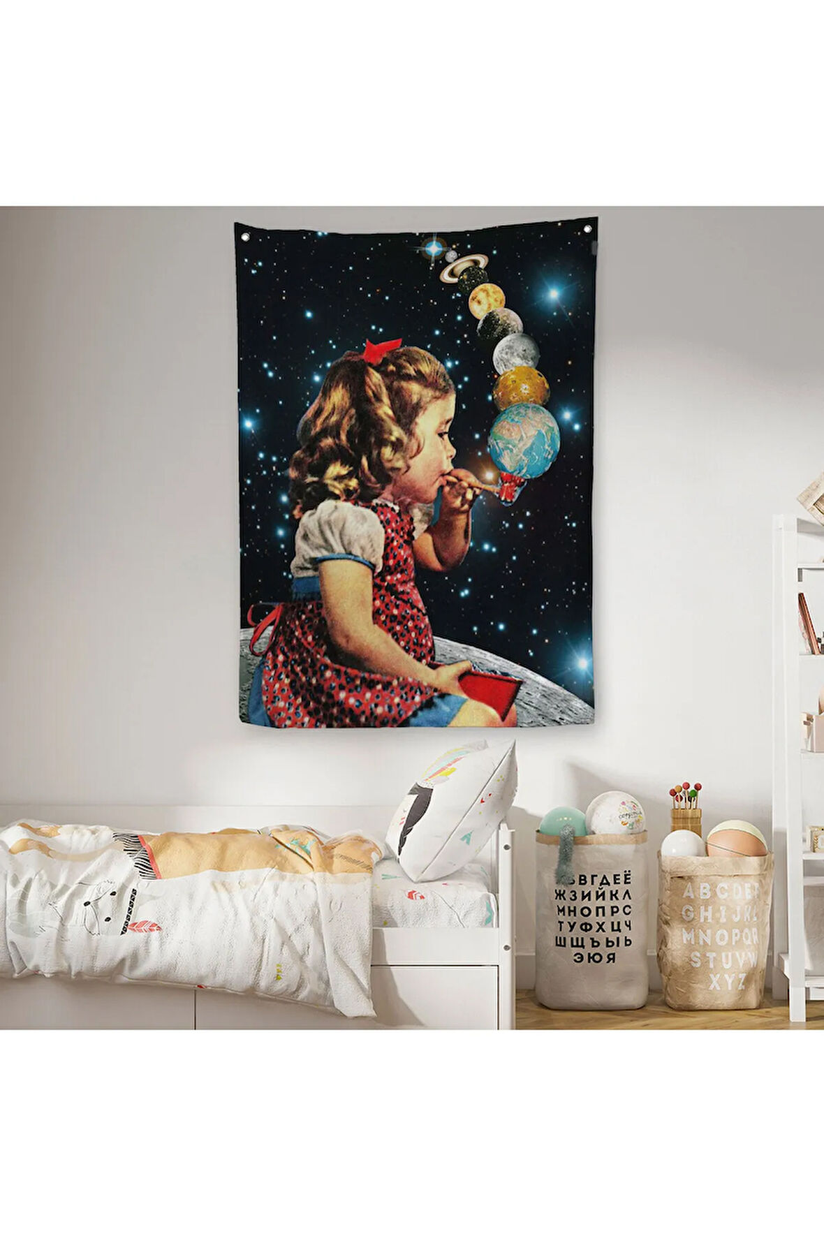 Galaksiler İle Oynayan Kız Çocuğu Duvar Örtüsü - Halısı-6042