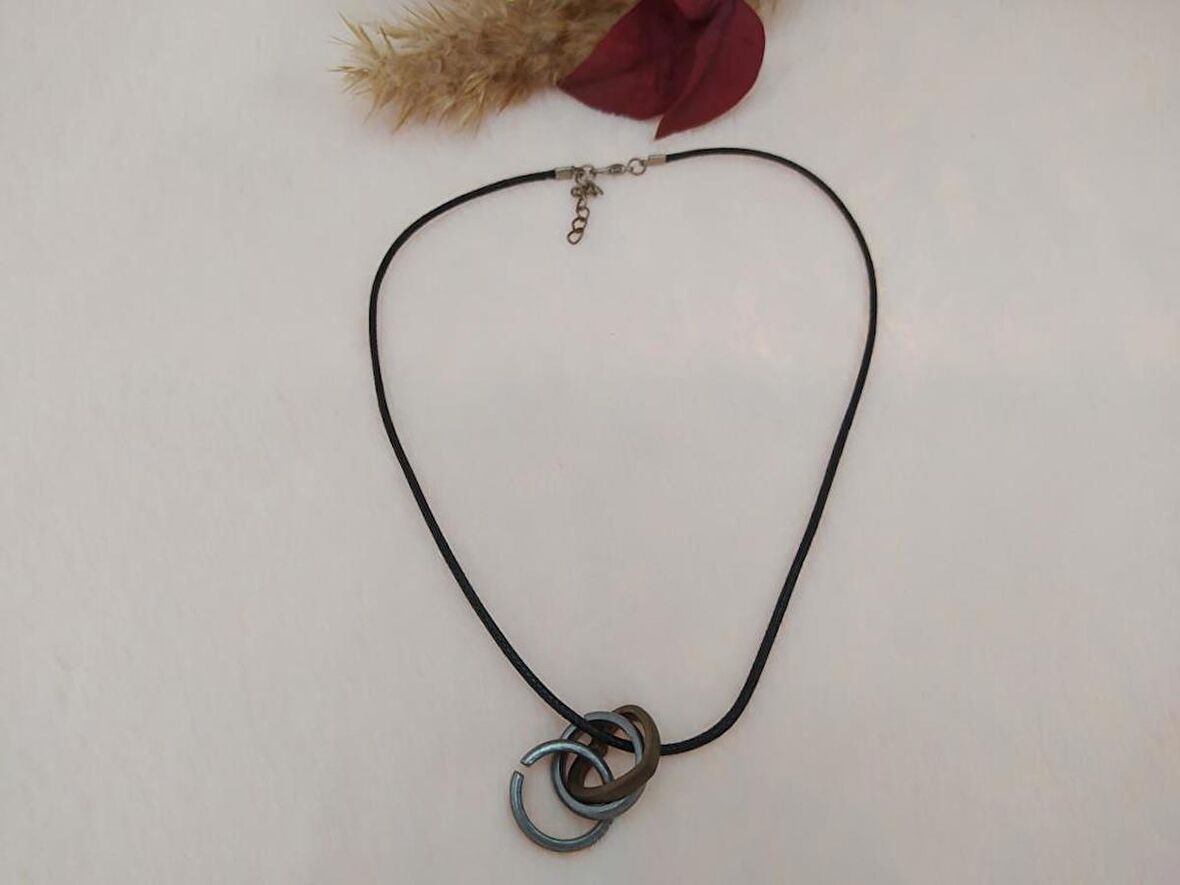 Hdmarketim İki Çember Kalbe Bağlı Figürlü Kauçuk Kolyesi